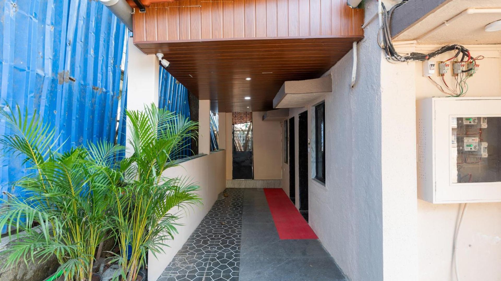 Hotel Metroplex Near Bkc 2*