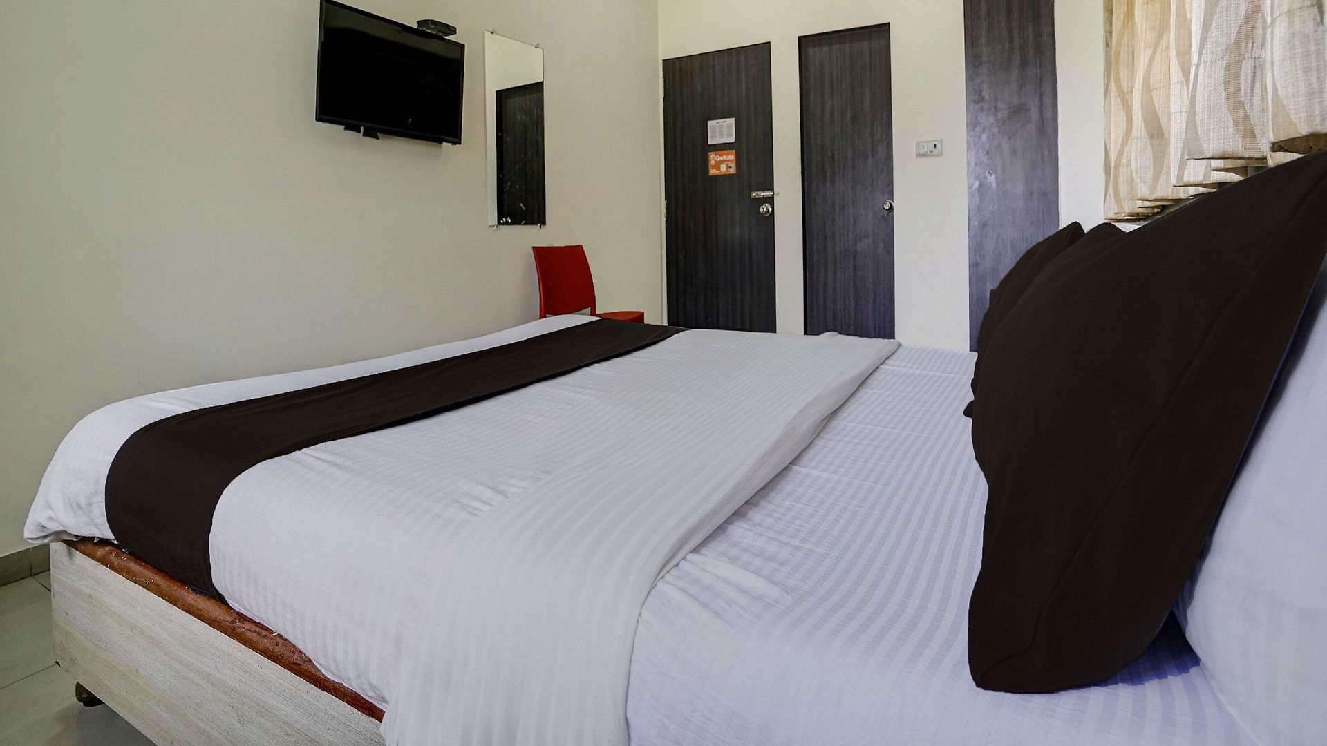 Oyo 845 Kailash Park Hotel Mumbai