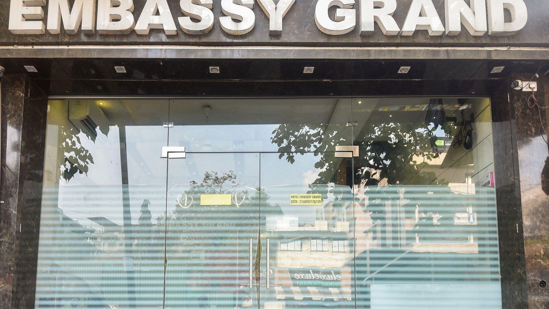 Hotel Fabhotel Embassy Grand