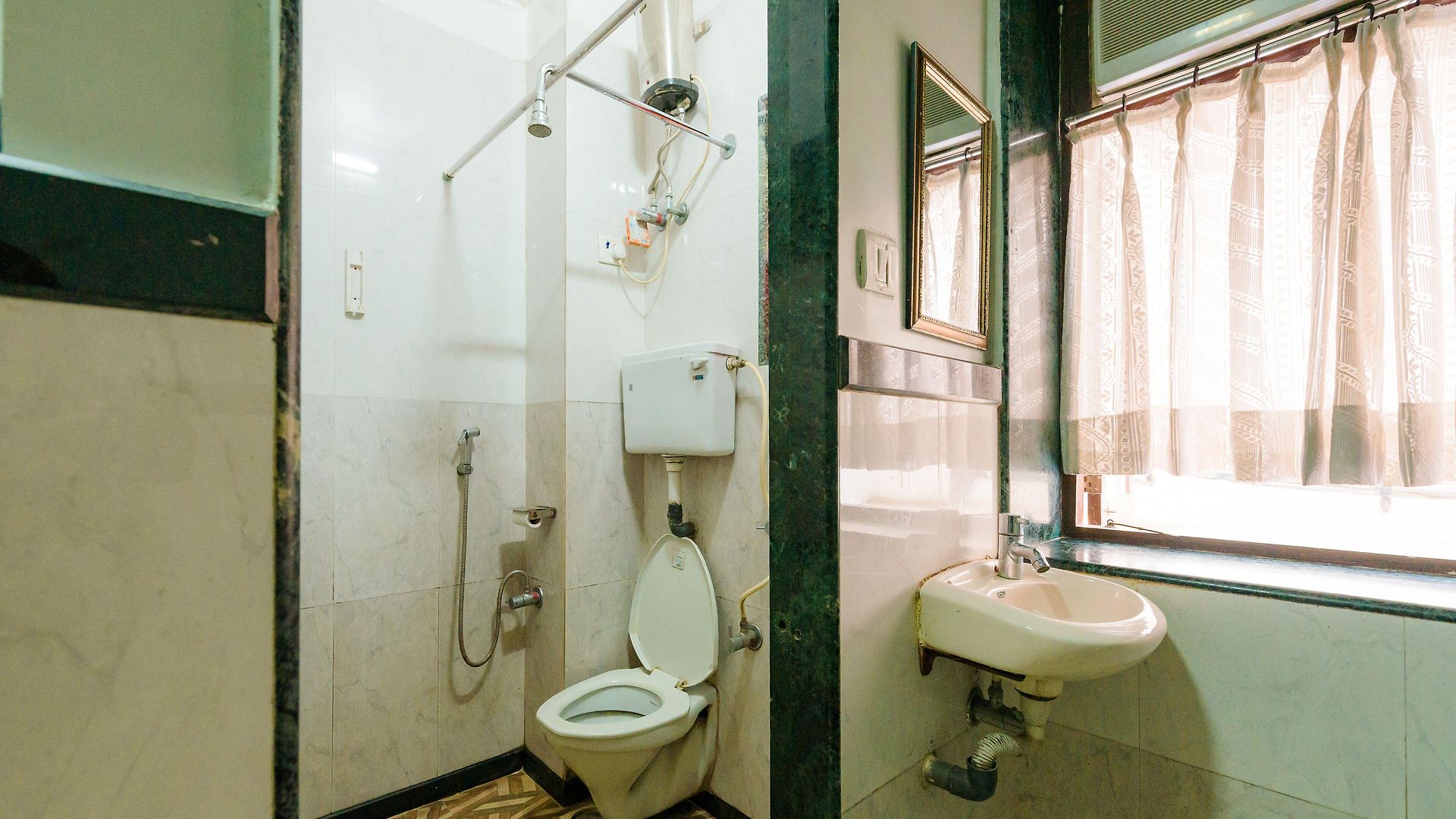 Inn Traveller's - *