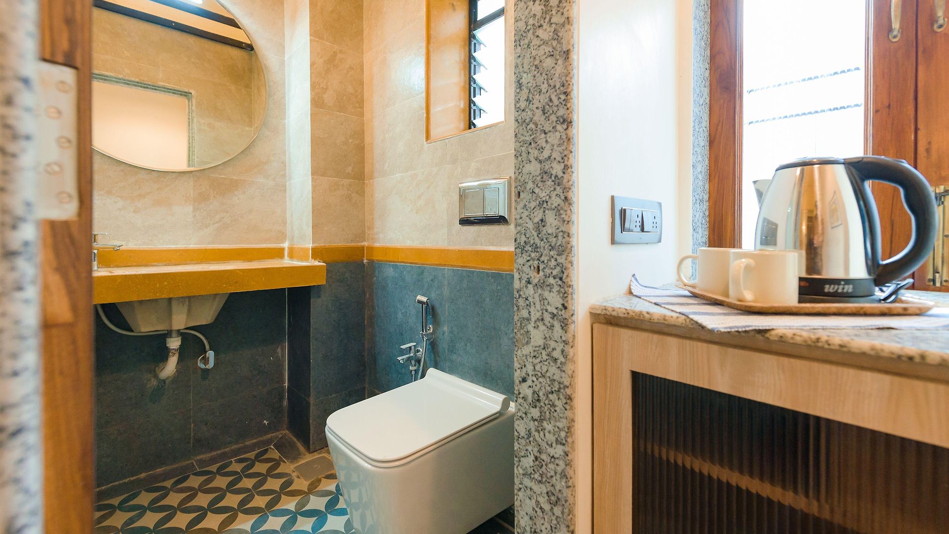 Inn Traveller's - *