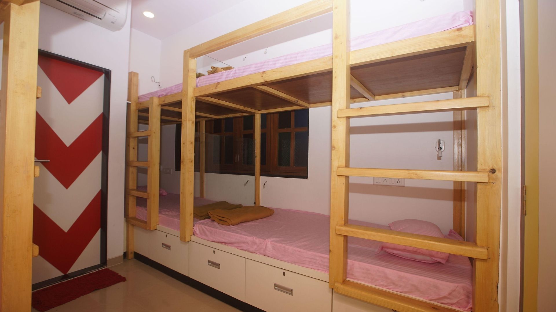 Staytion Dorm- A Backpackers * Mumbai