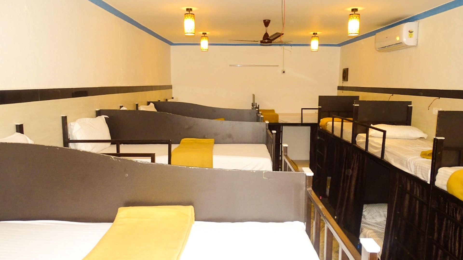 Sunshine Backpackers Airport Hostel *