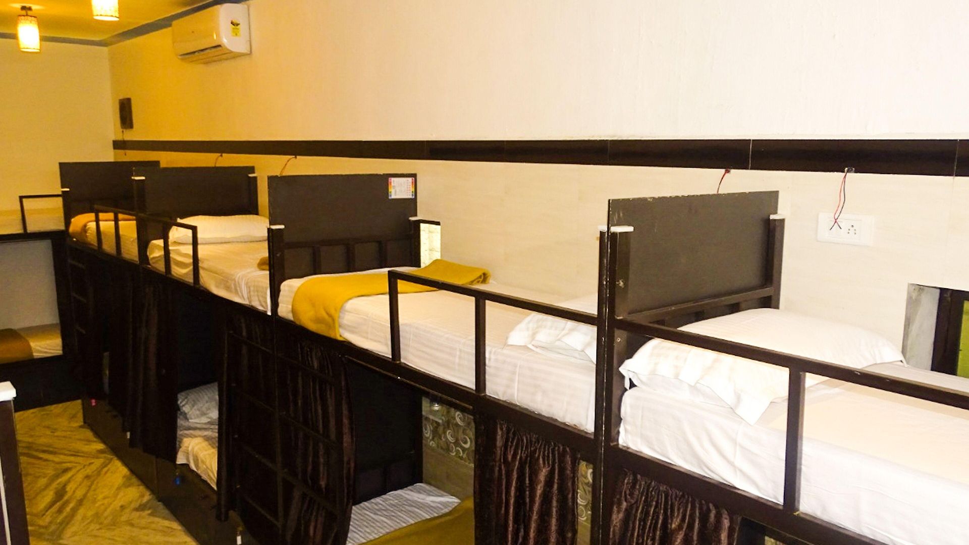 Sunshine Backpackers Airport Hostel *
