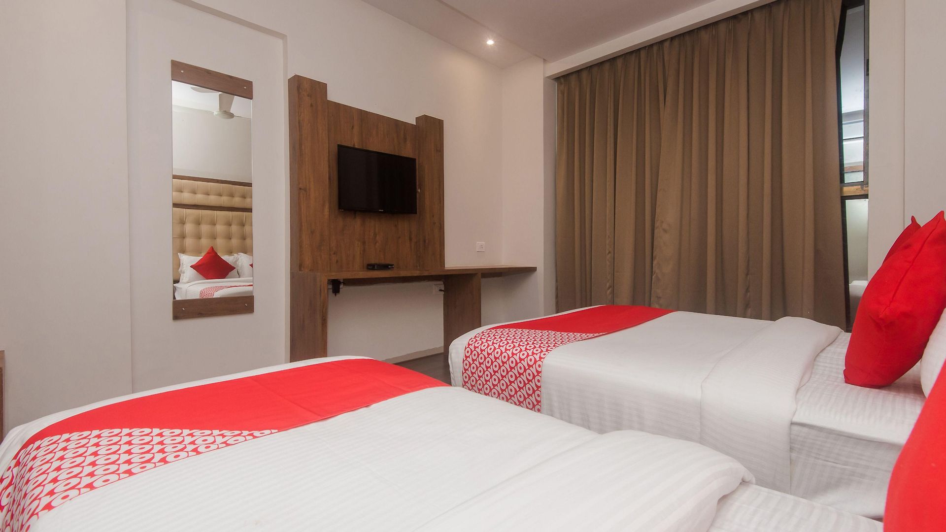 Oyo 22039 Bkc Grand Hotel 3*