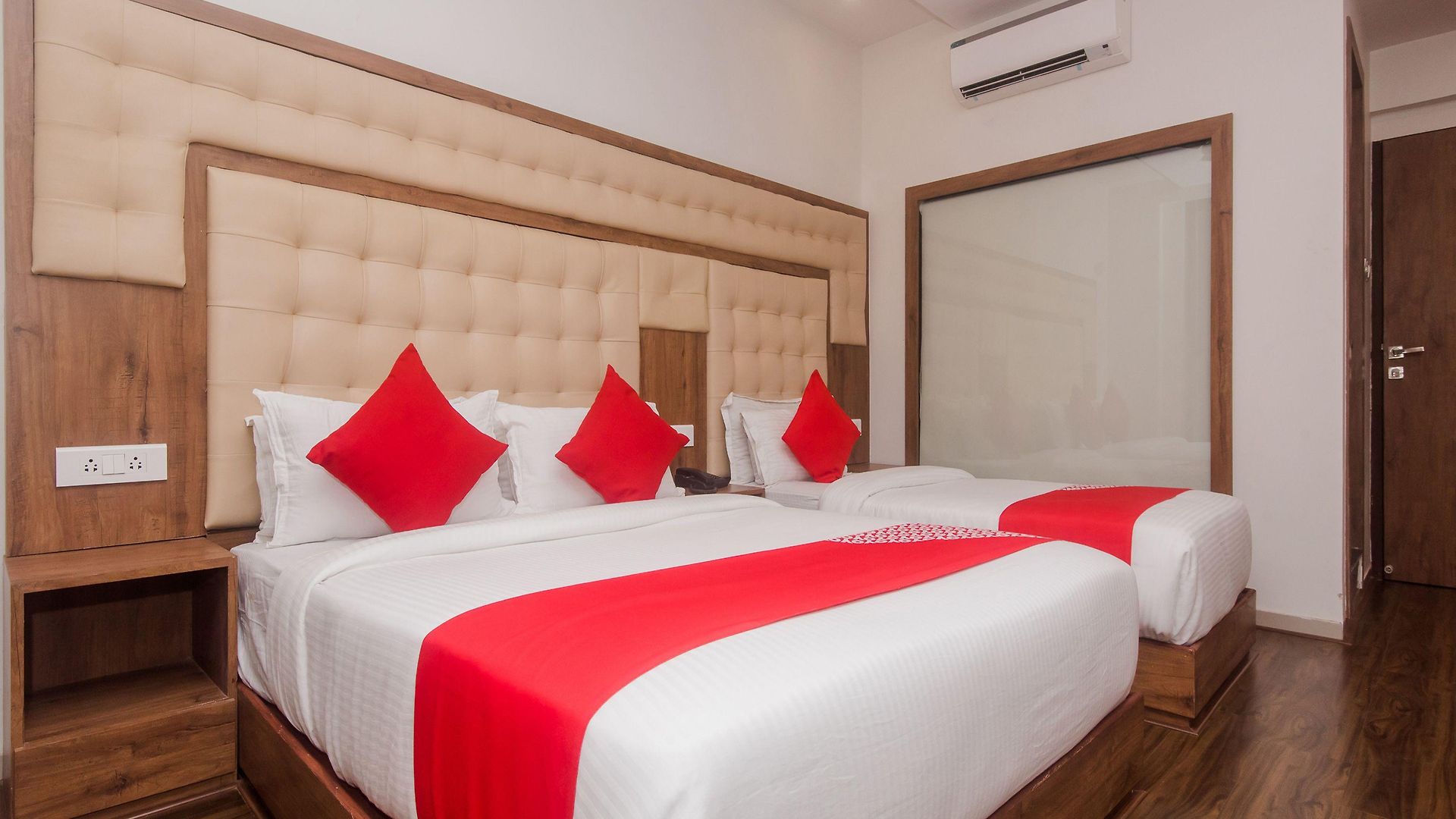 Oyo 22039 Bkc Grand Hotel