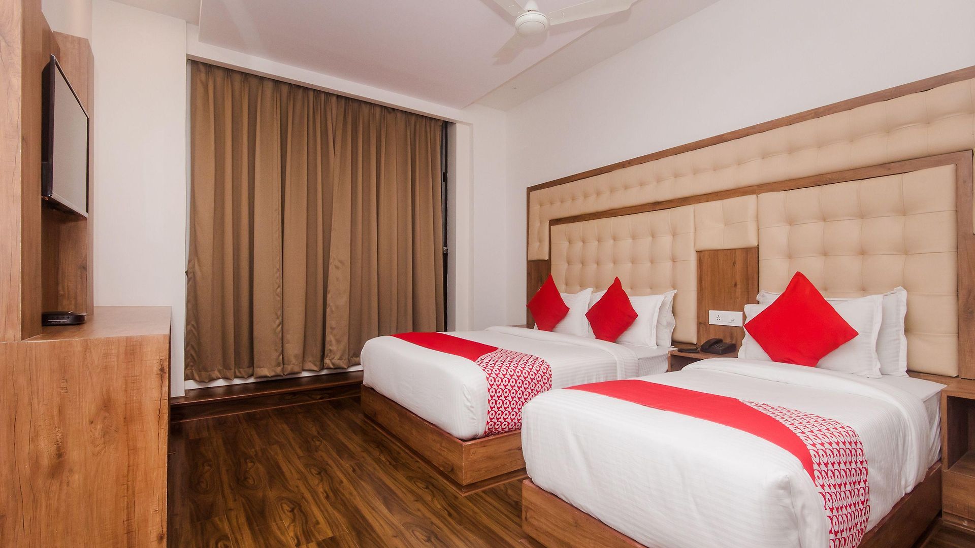 Oyo 22039 Bkc Grand Mumbai