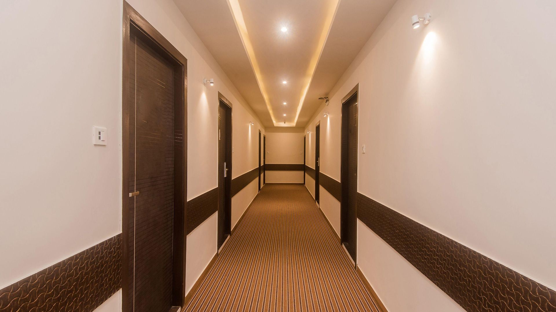 Oyo 22039 Bkc Grand Mumbai