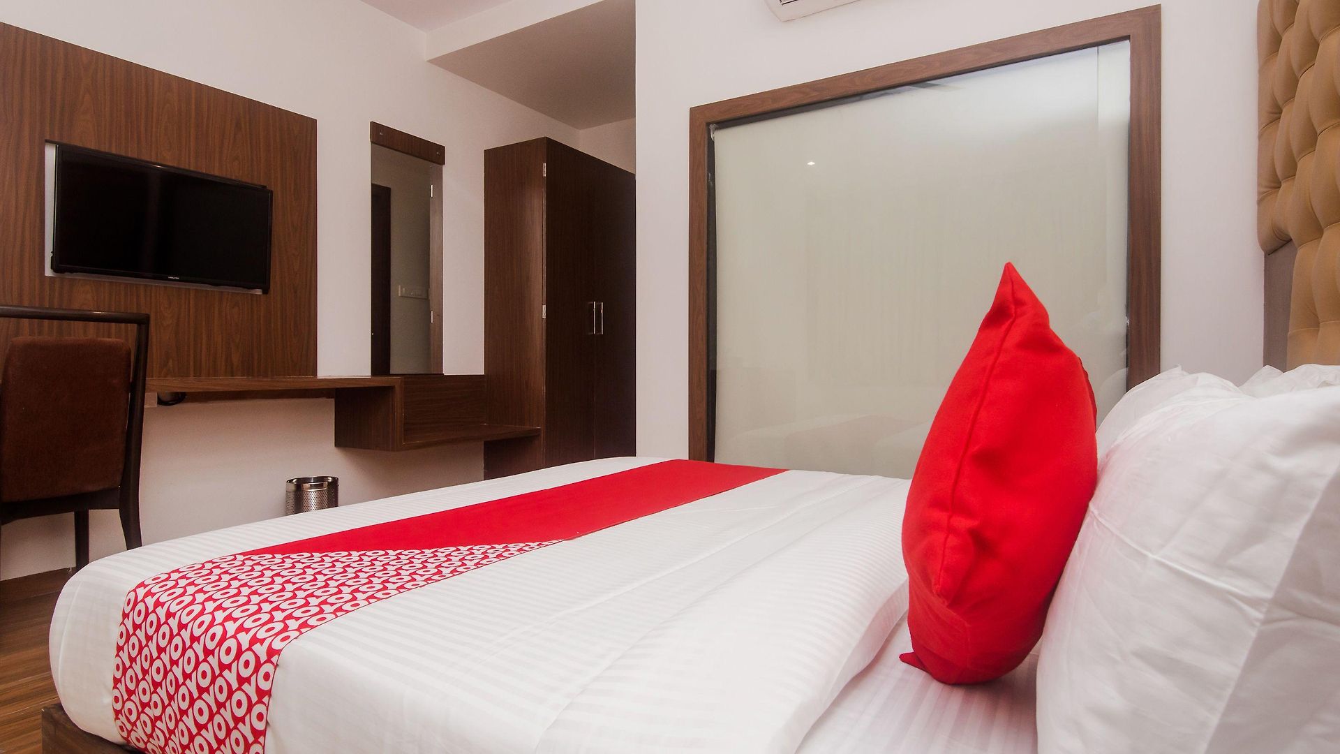 Oyo 22039 Bkc Grand Mumbai