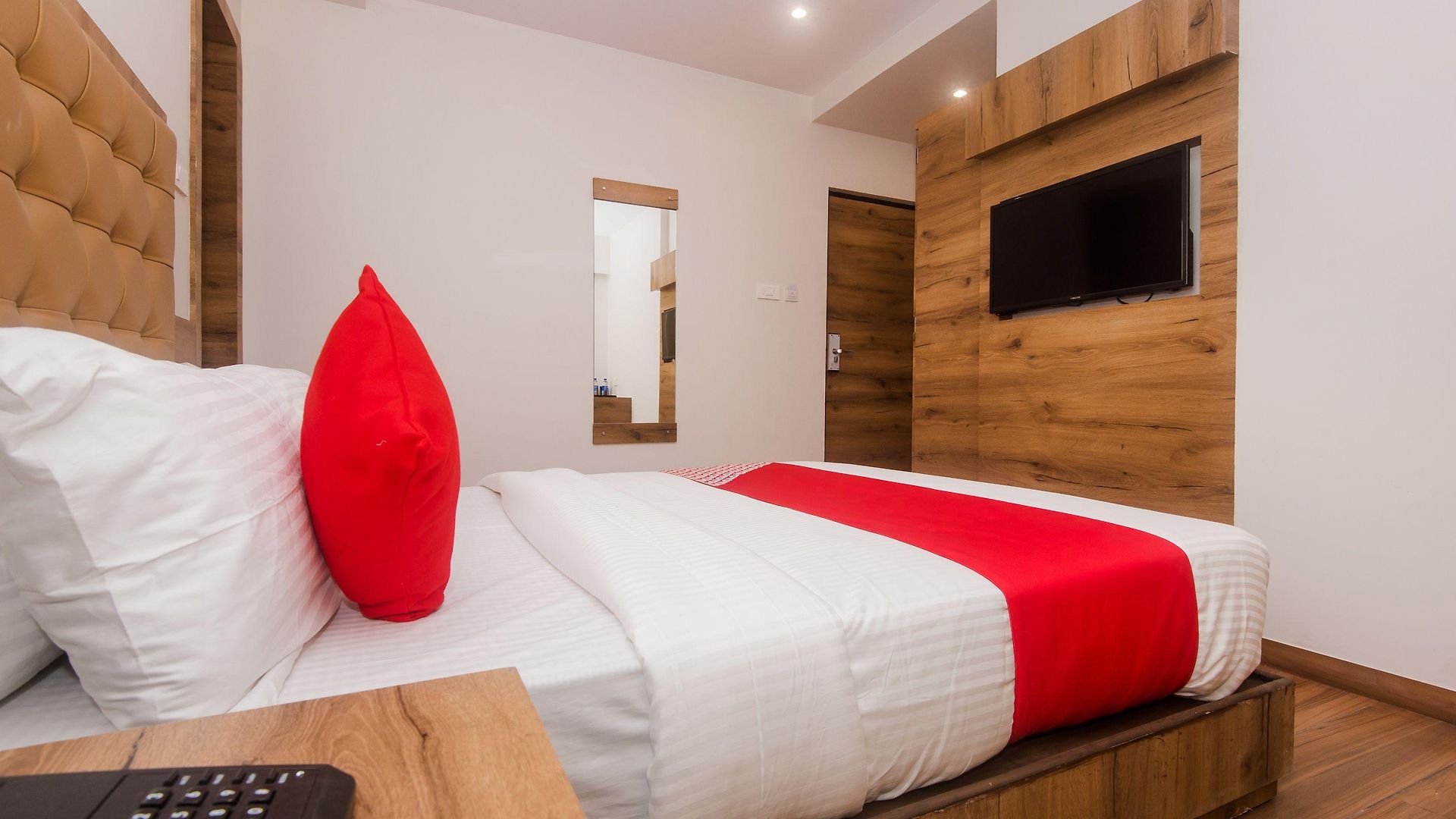 Oyo 22039 Bkc Grand Hotel Mumbai