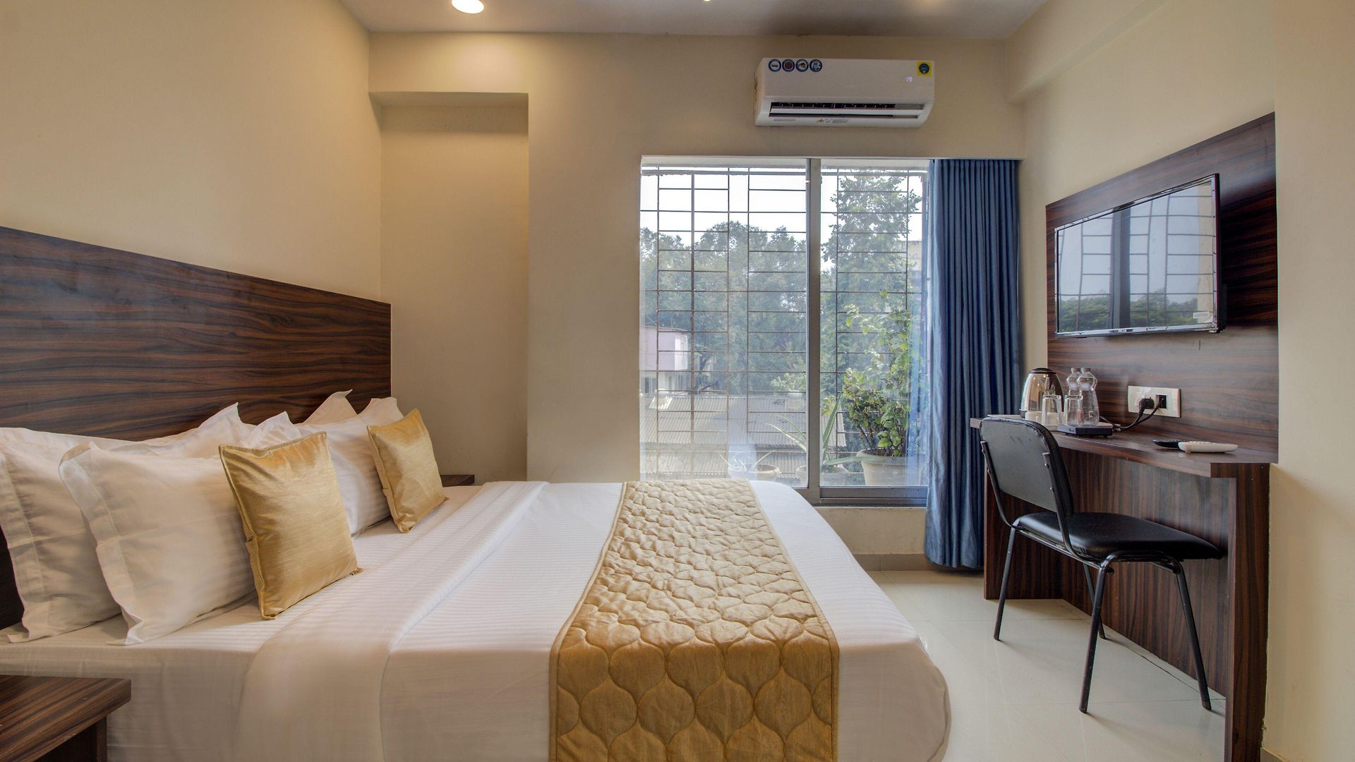 Malad Opposite Malad Railway Station Hotel Mumbai