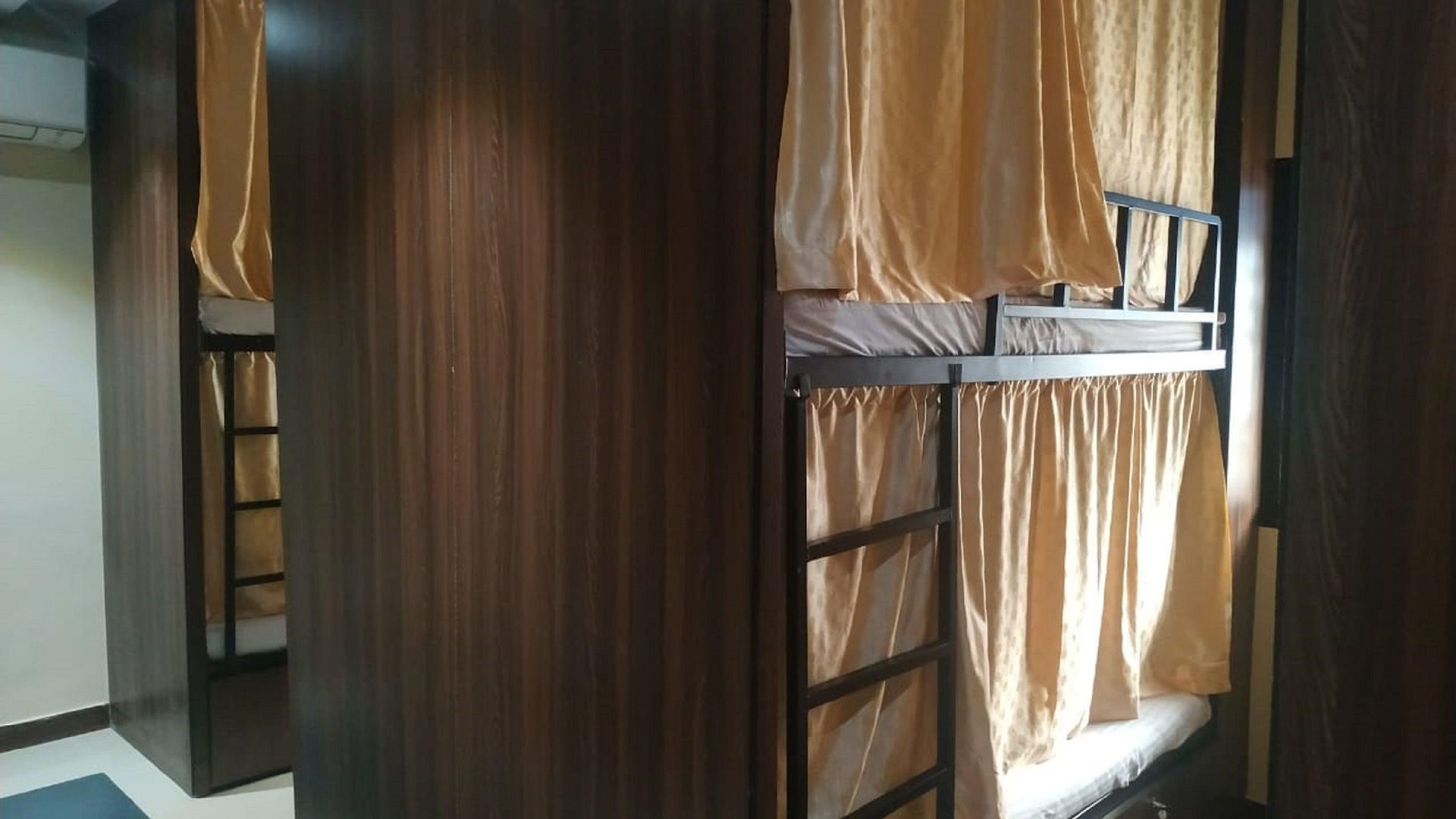 Hotel Almas Andheri West 3*