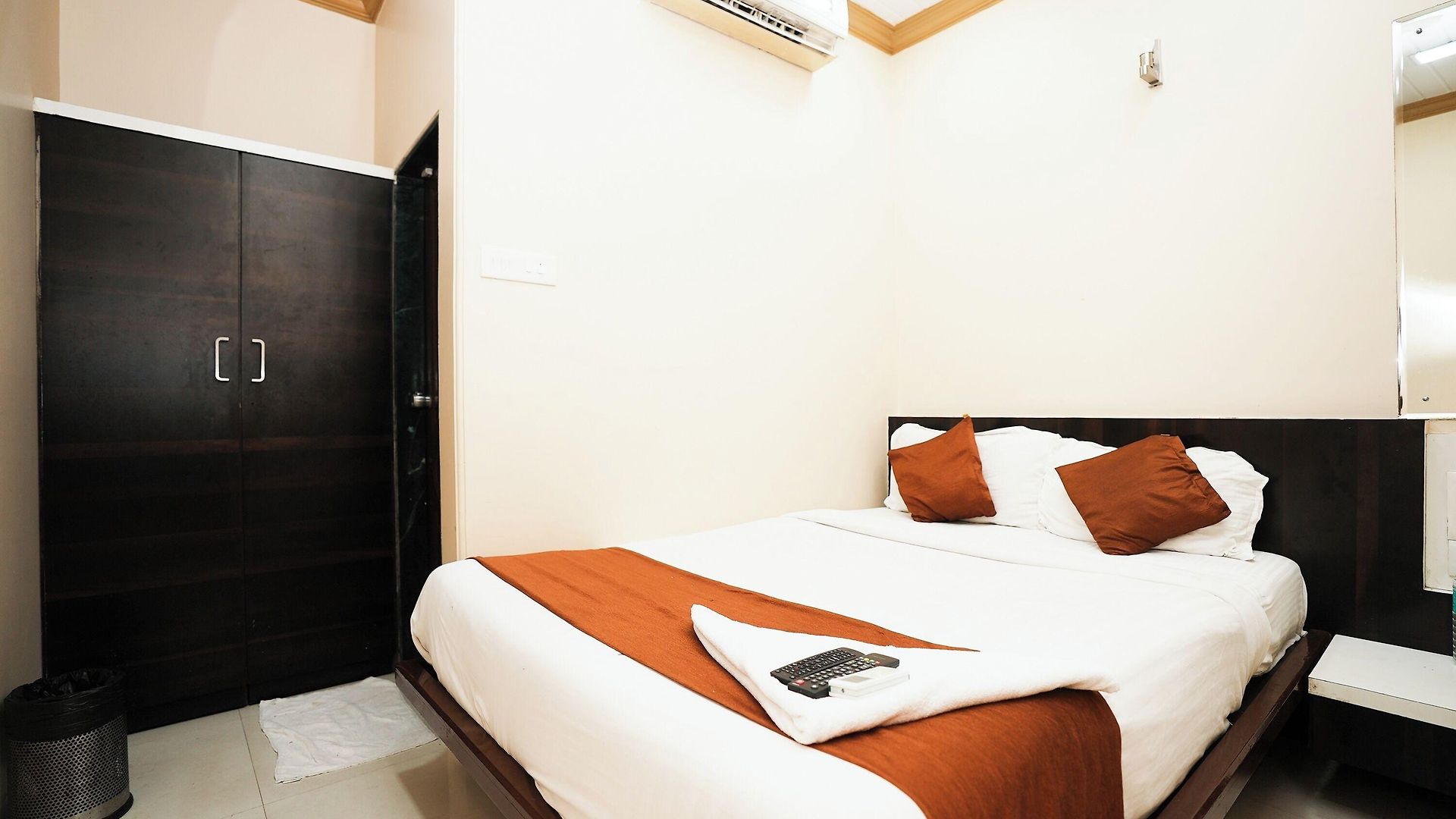 Hotel Collection O Airport Metro Andheri East Mumbai