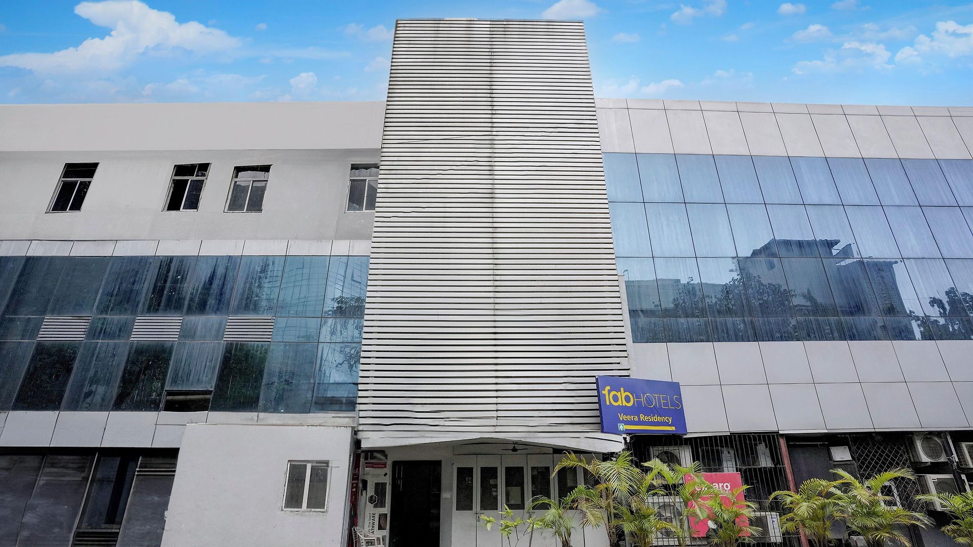 Fabhotel Veera Residency - Nr Airport