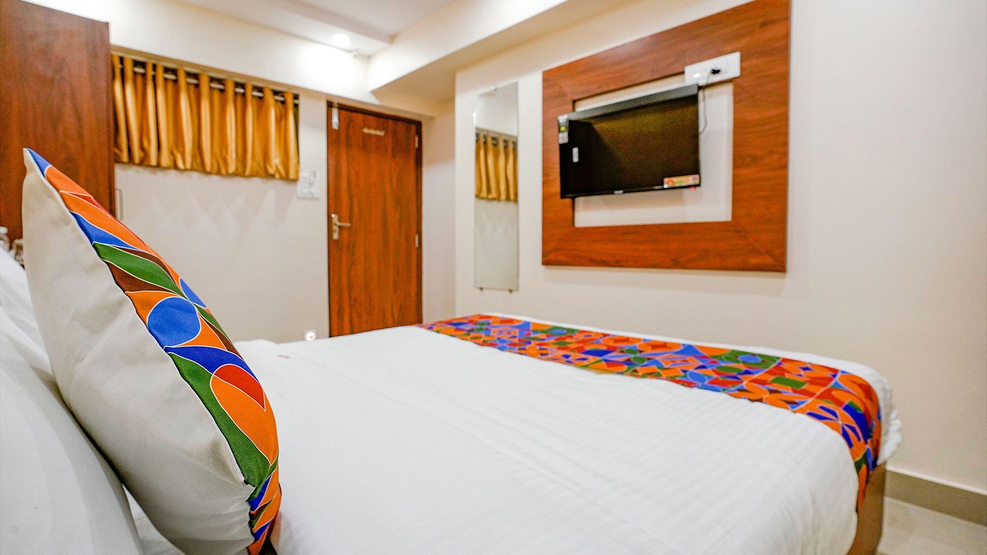 Fabexpress Alive - Nr Juhu Hotel