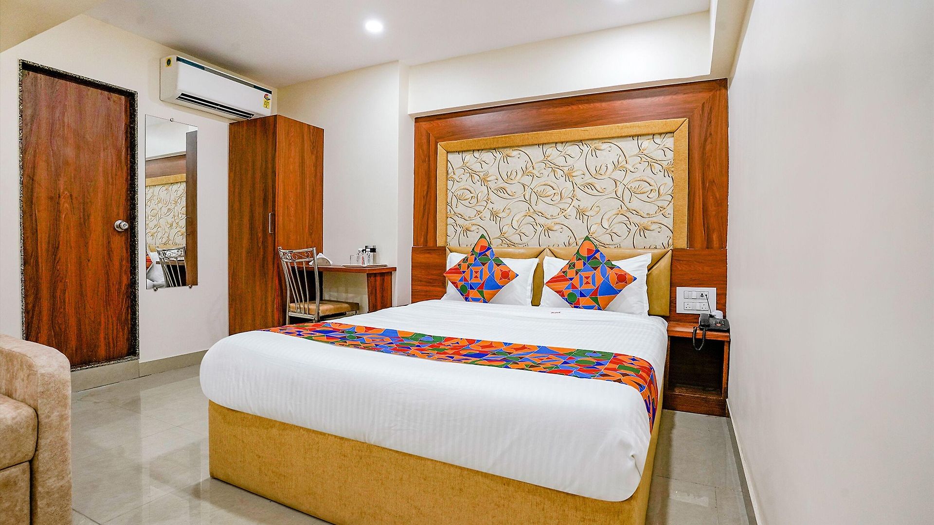 Fabexpress Alive - Nr Juhu Hotel