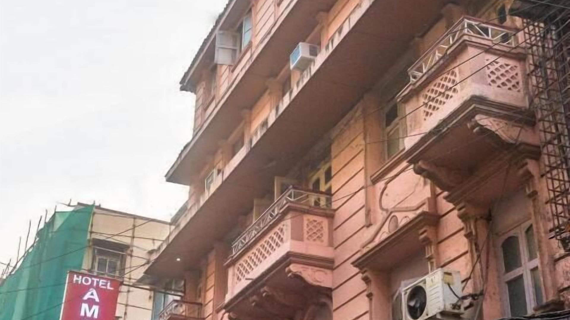 Hotel Aman Near Cst 2*