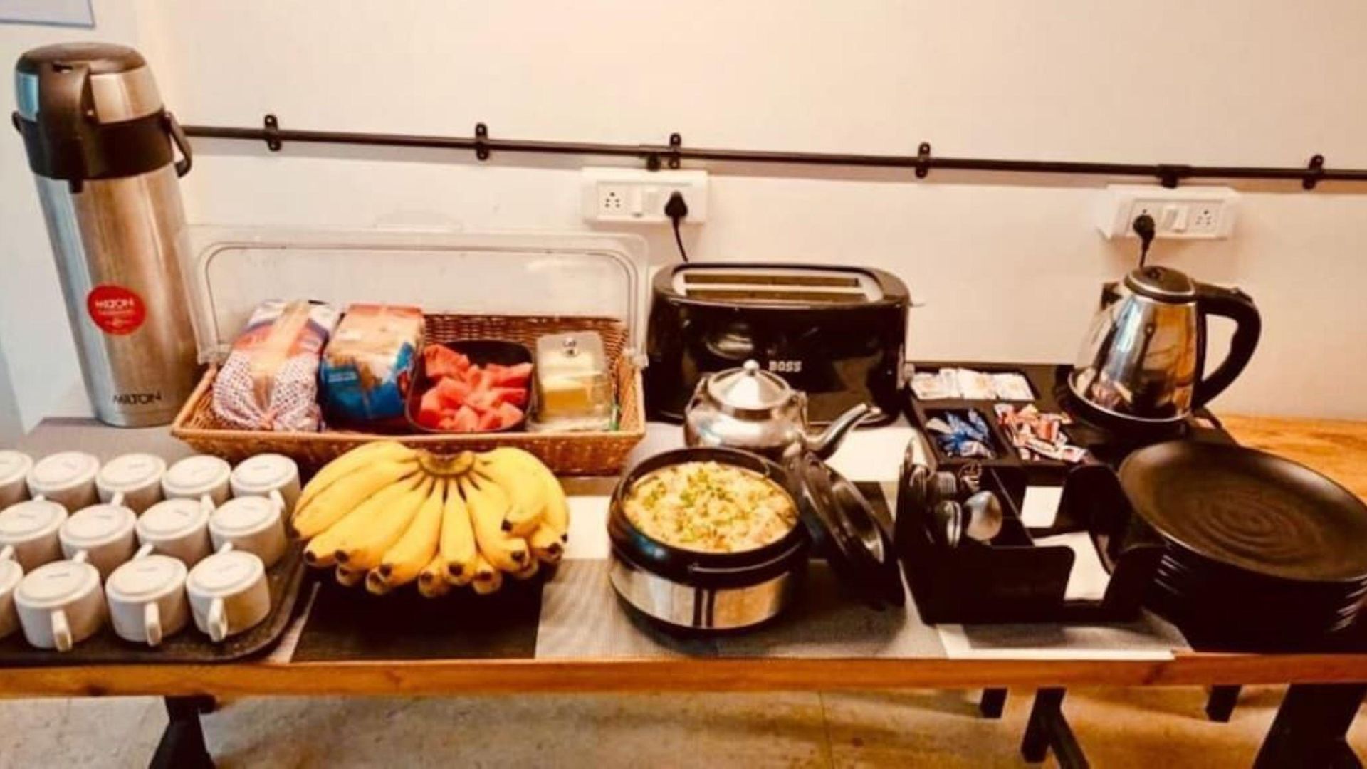 Locomo Hostel Express - Stay Work Eat * Mumbai