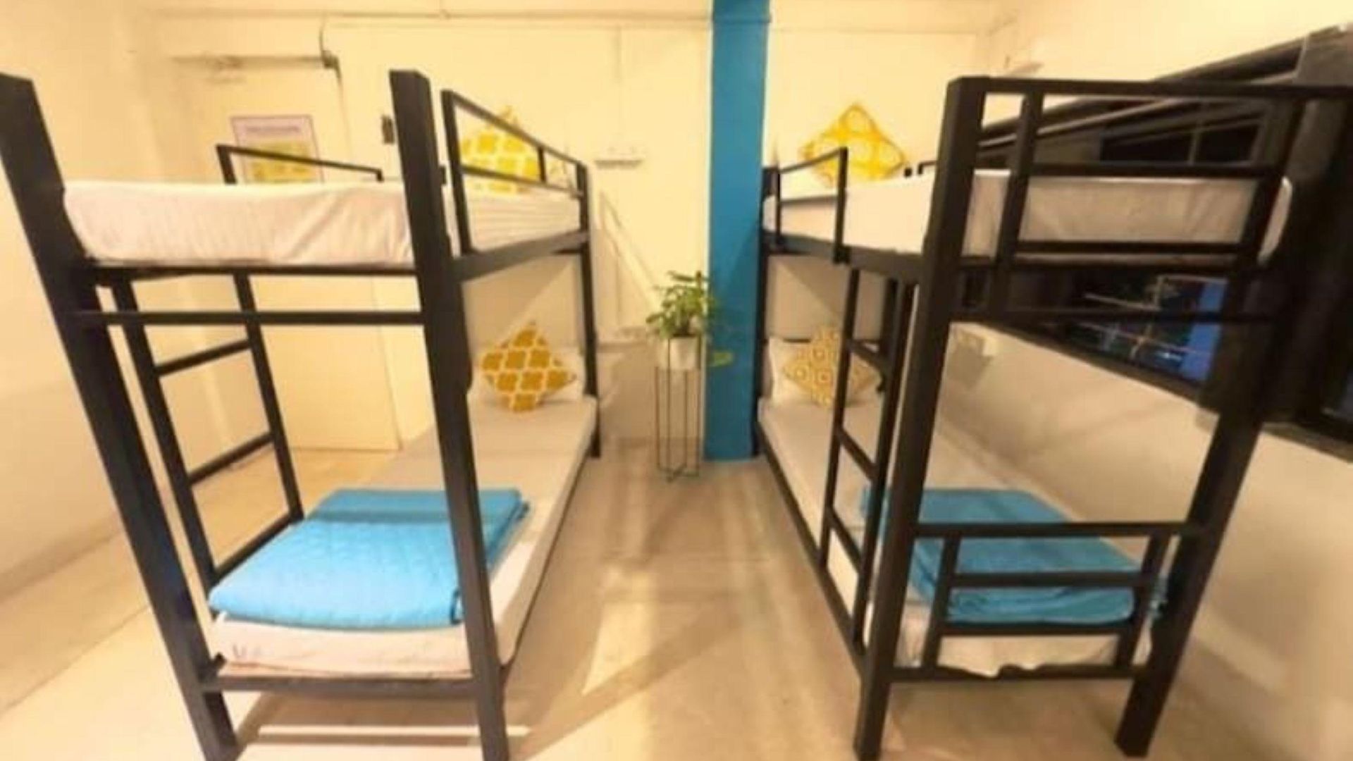 Locomo Hostel Express - Stay Work Eat Hostel Mumbai