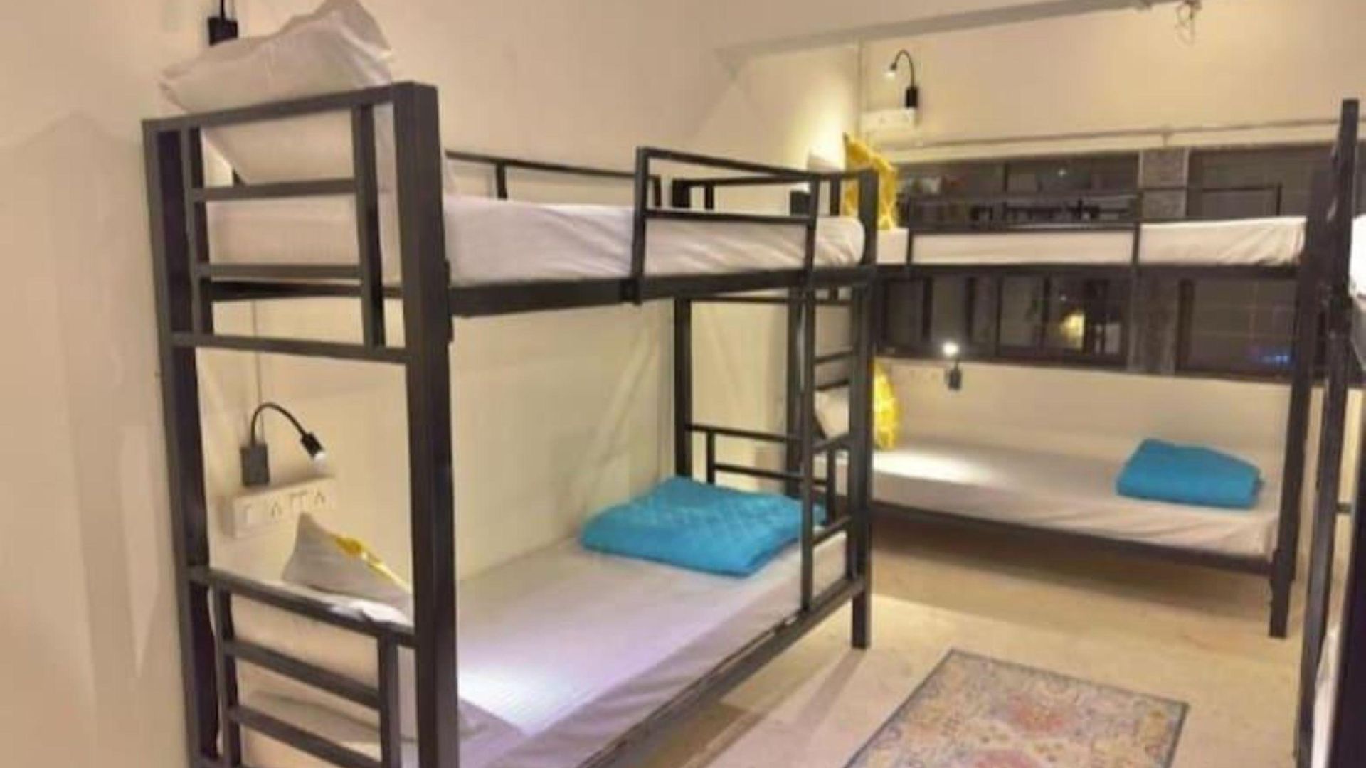 Locomo Hostel Express - Stay Work Eat * Mumbai