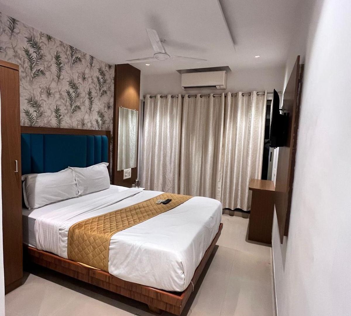 Hotel Crystal Palace Near Us Consulate Bandra Kurla Complex Mumbai Near Mumbai Airport Mumbai 3*