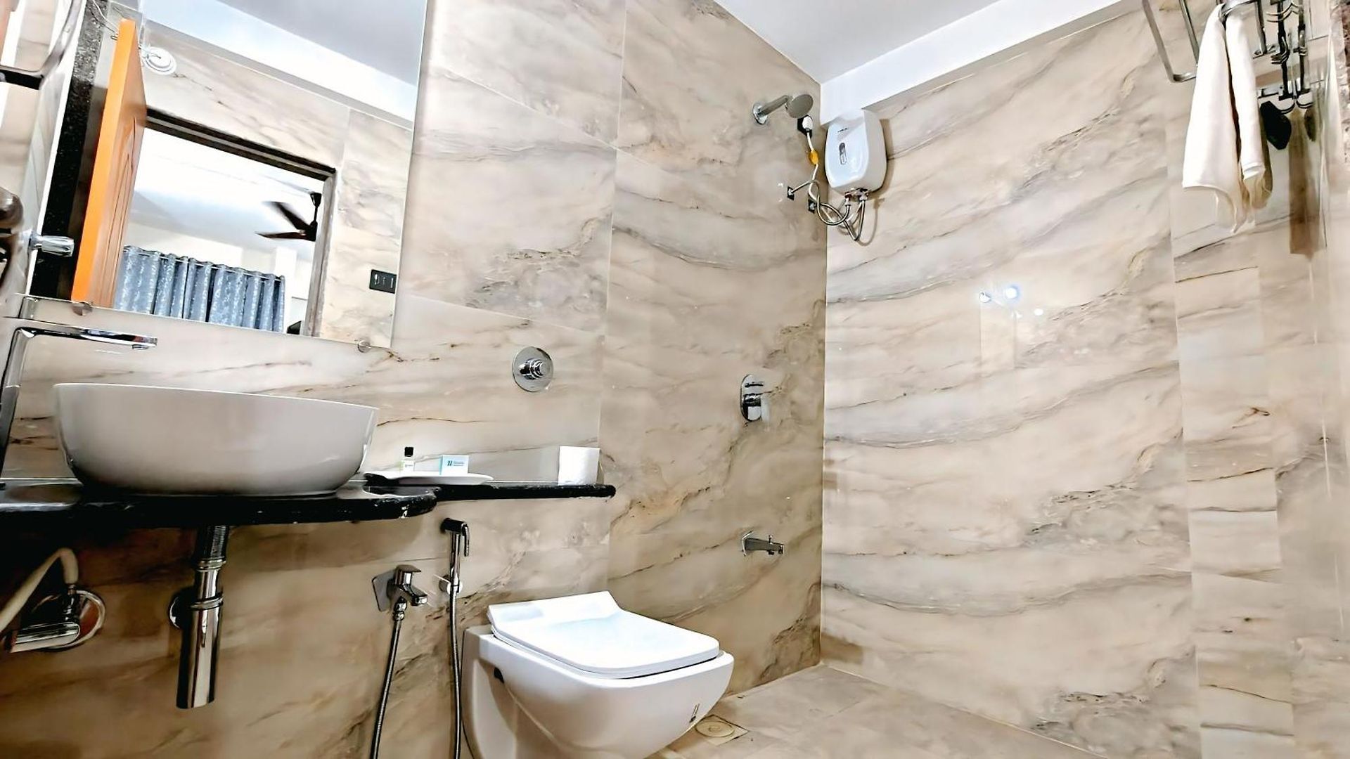 Side Serviced By Maxxvalue Apartment