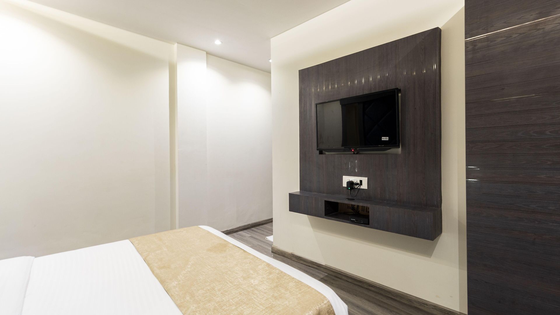 Hotel Classio Andheri - Near Dn Nagar Metro Station