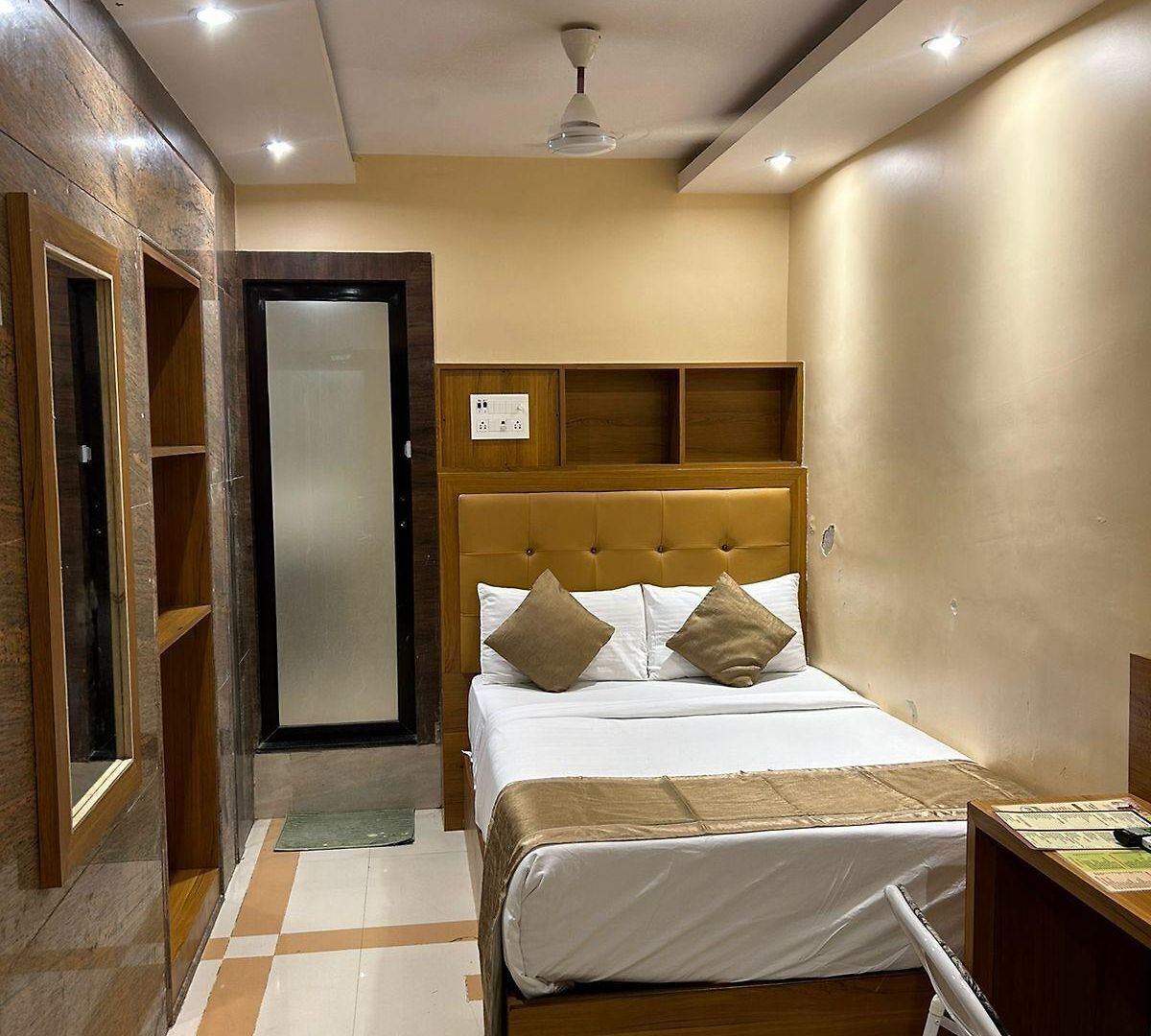 Bkc Mannat Hotel 3*