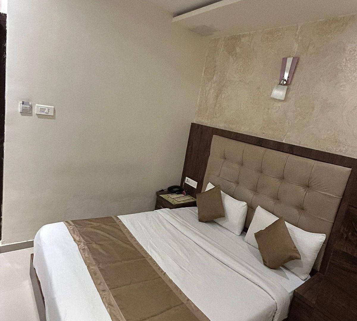 Bkc Mannat Hotel 3*
