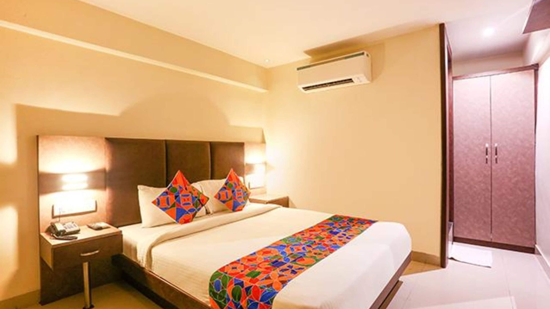 Hotel Via West - Nr International Airport