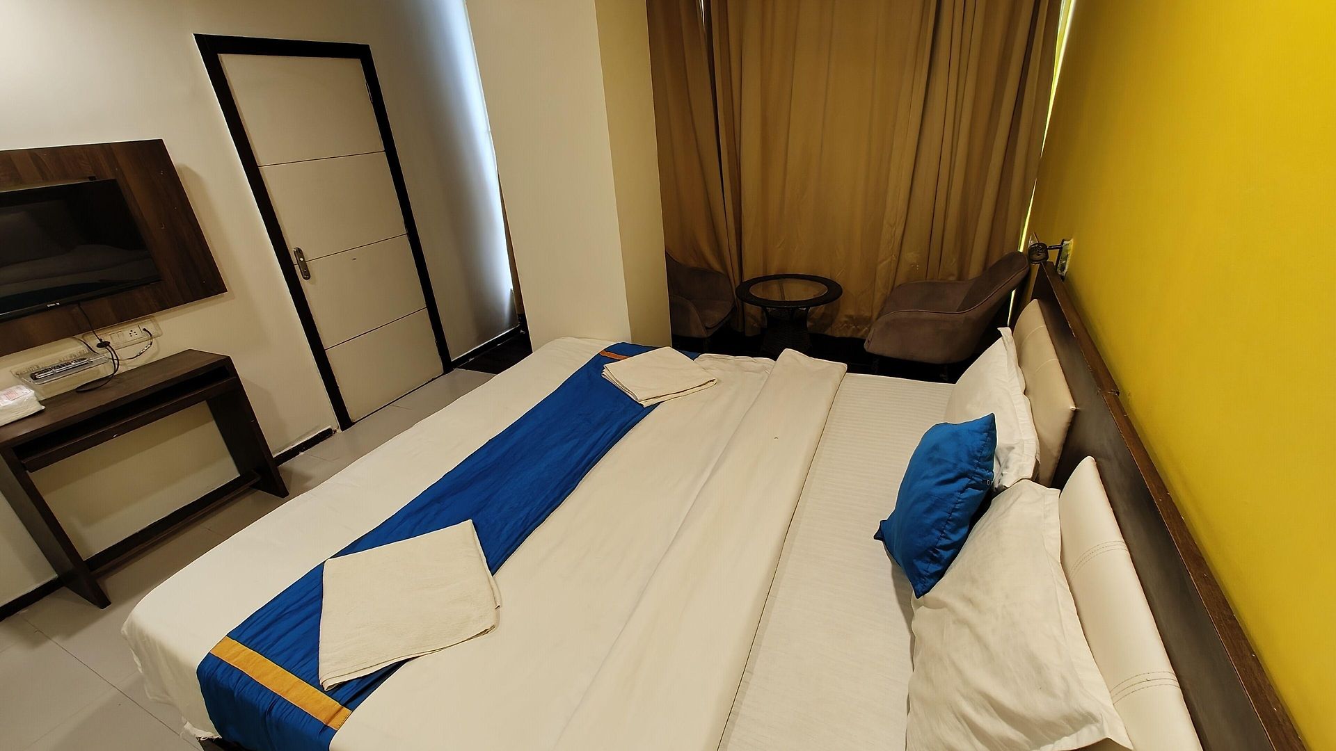 Aura - Near Malad Link Road Hotel