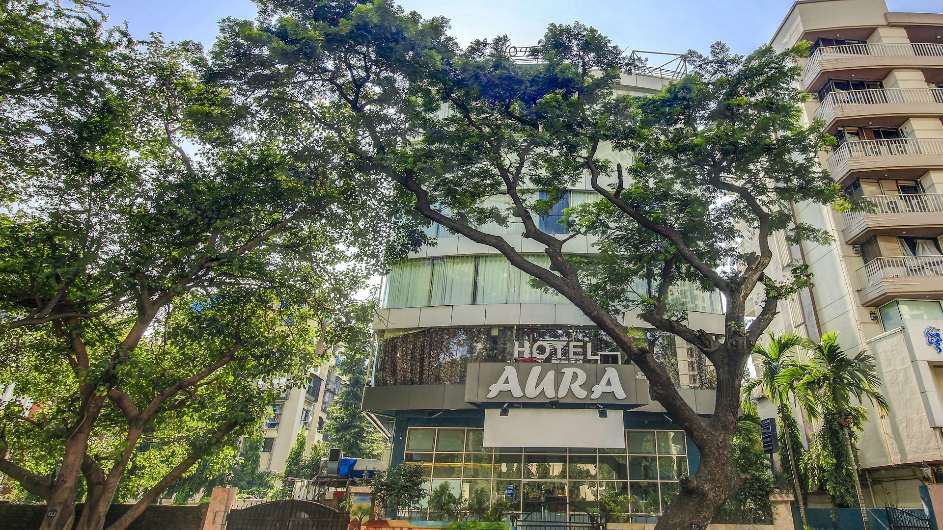 Hotel Aura - Near Malad Link Road
