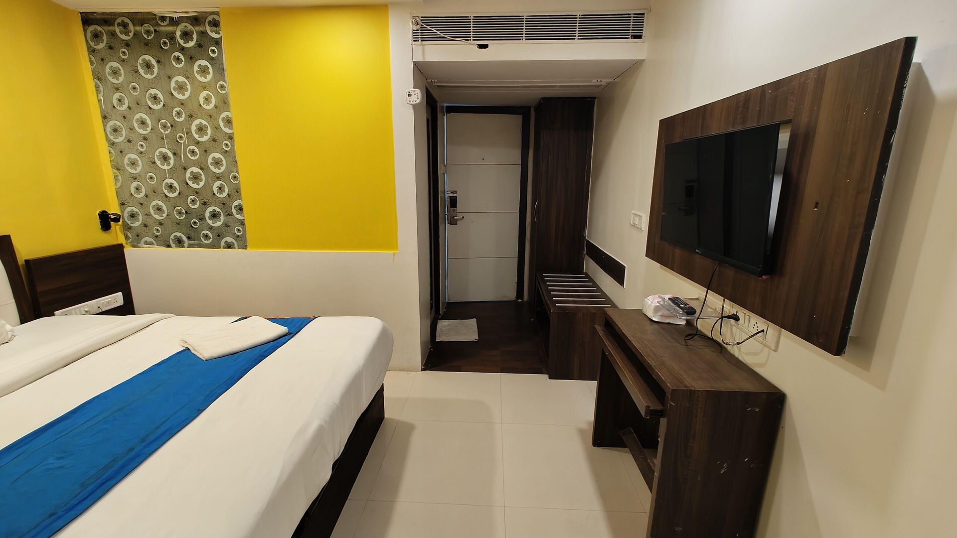 Aura - Near Malad Link Road 3*