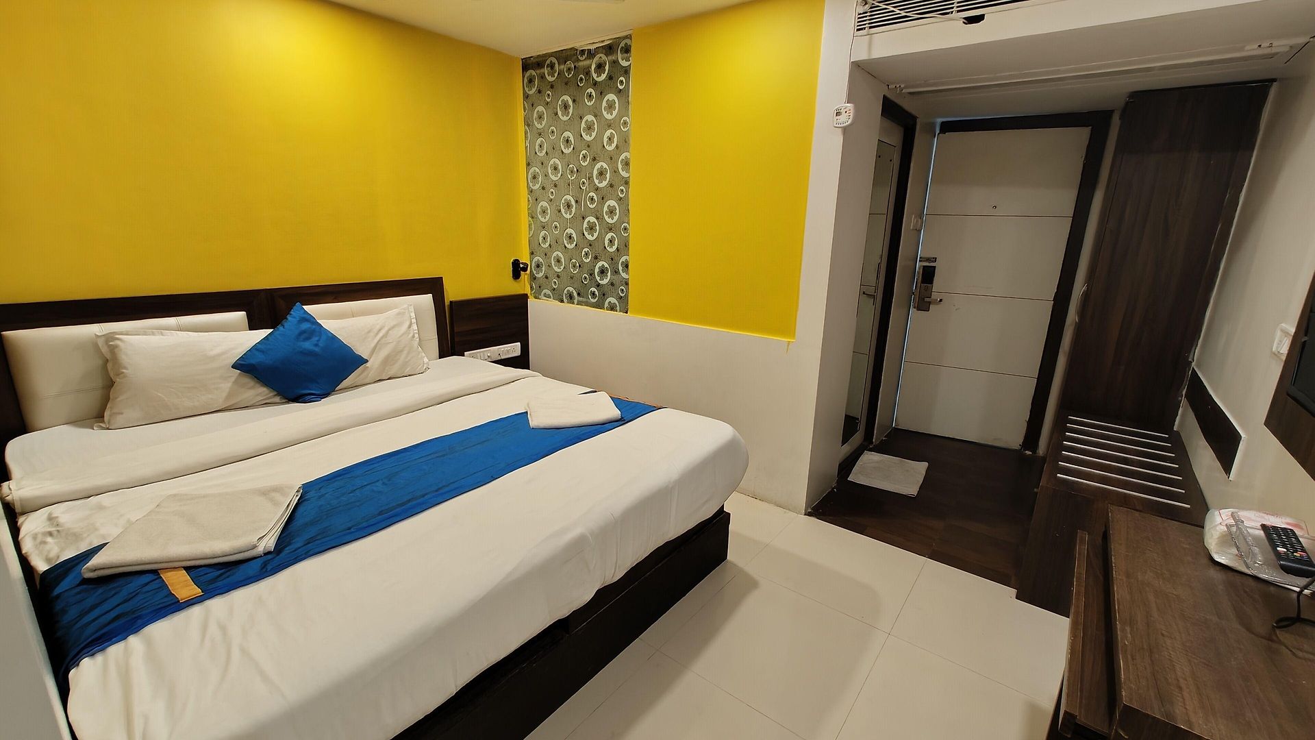 Aura - Near Malad Link Road Hotel Mumbai