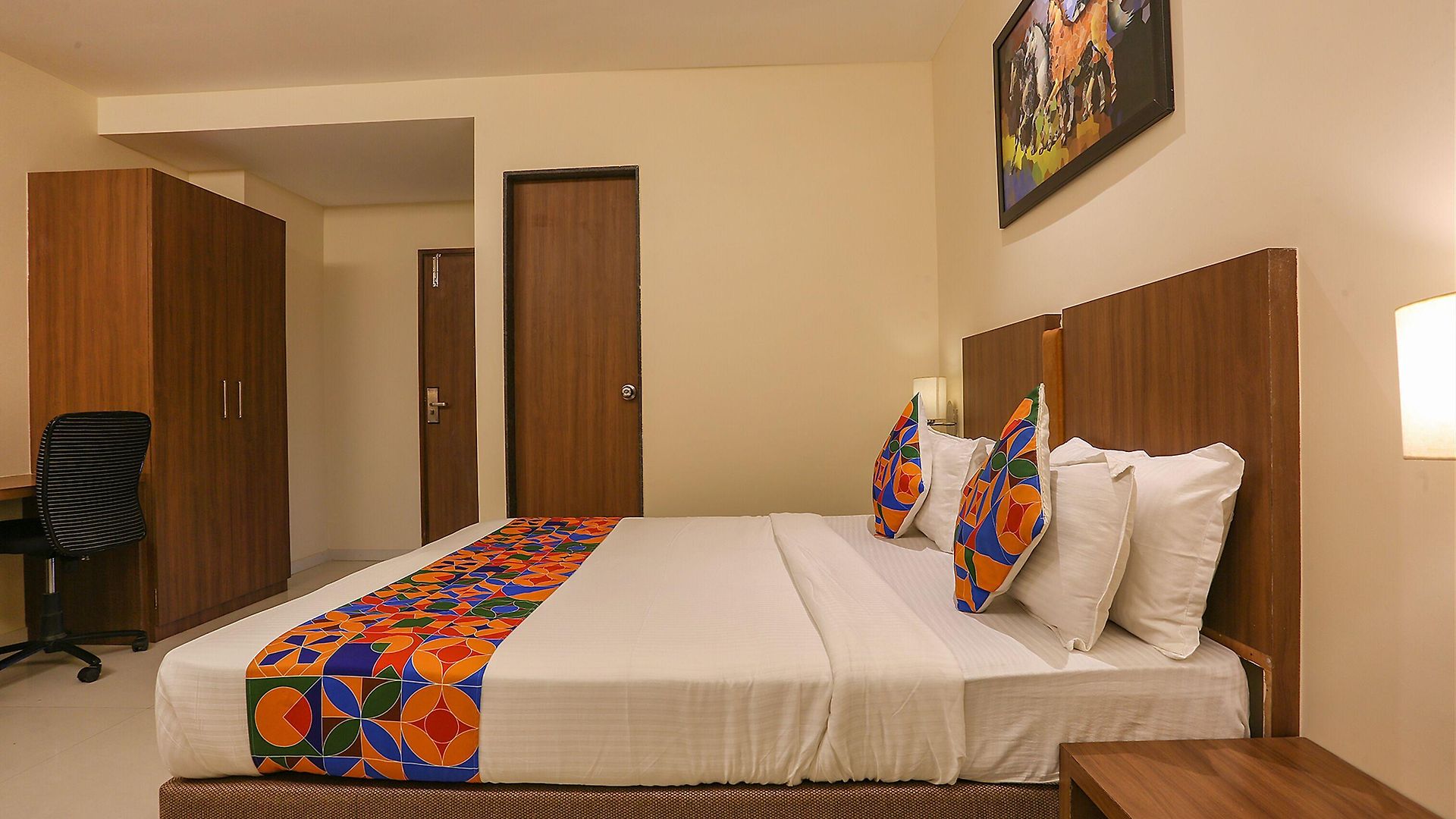 Hotel Fabhotel Royal International - Nr International Airport