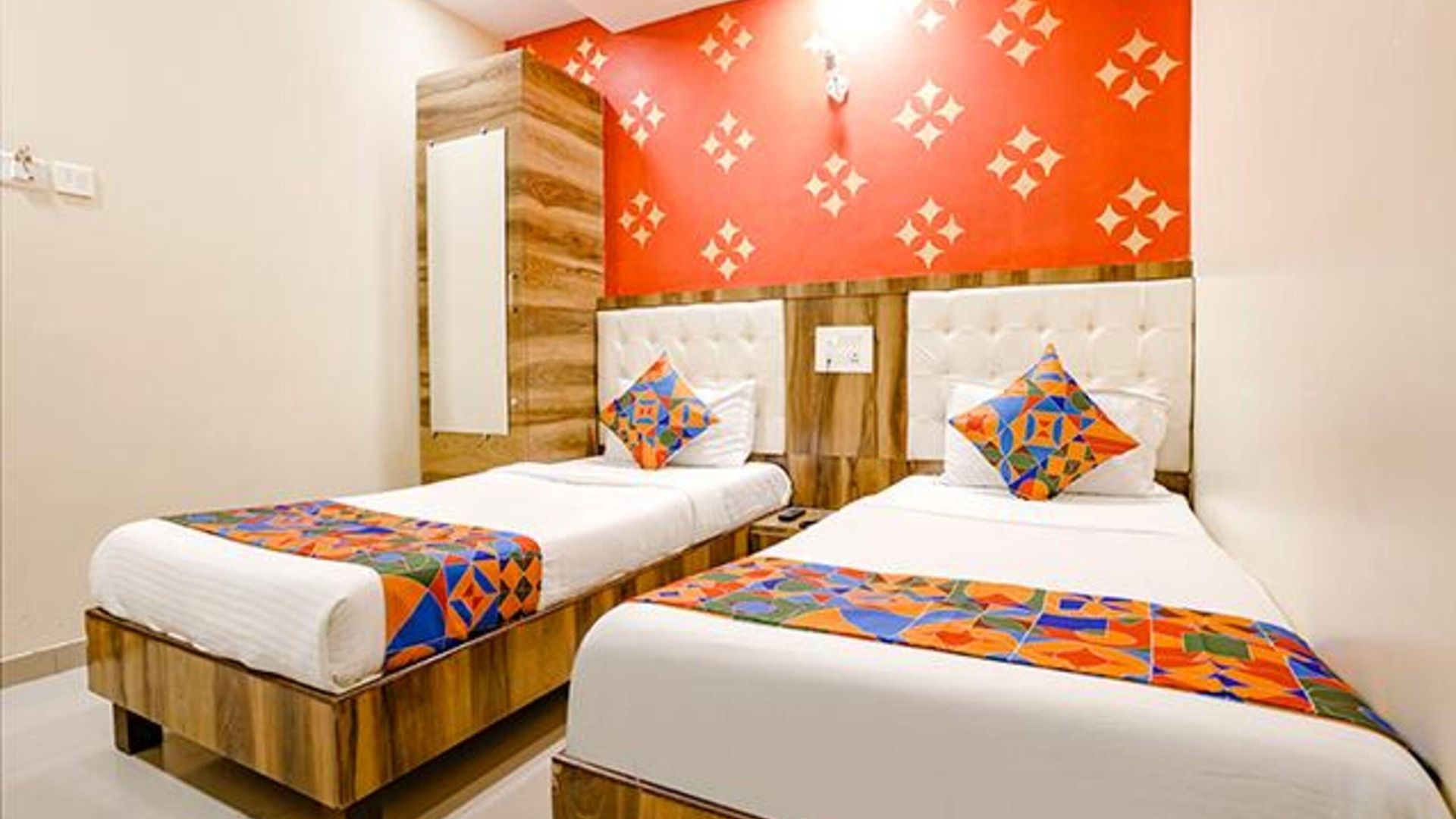 Hotel Fabexpress Sarah Gold - Nr Nesco Exhibition Center