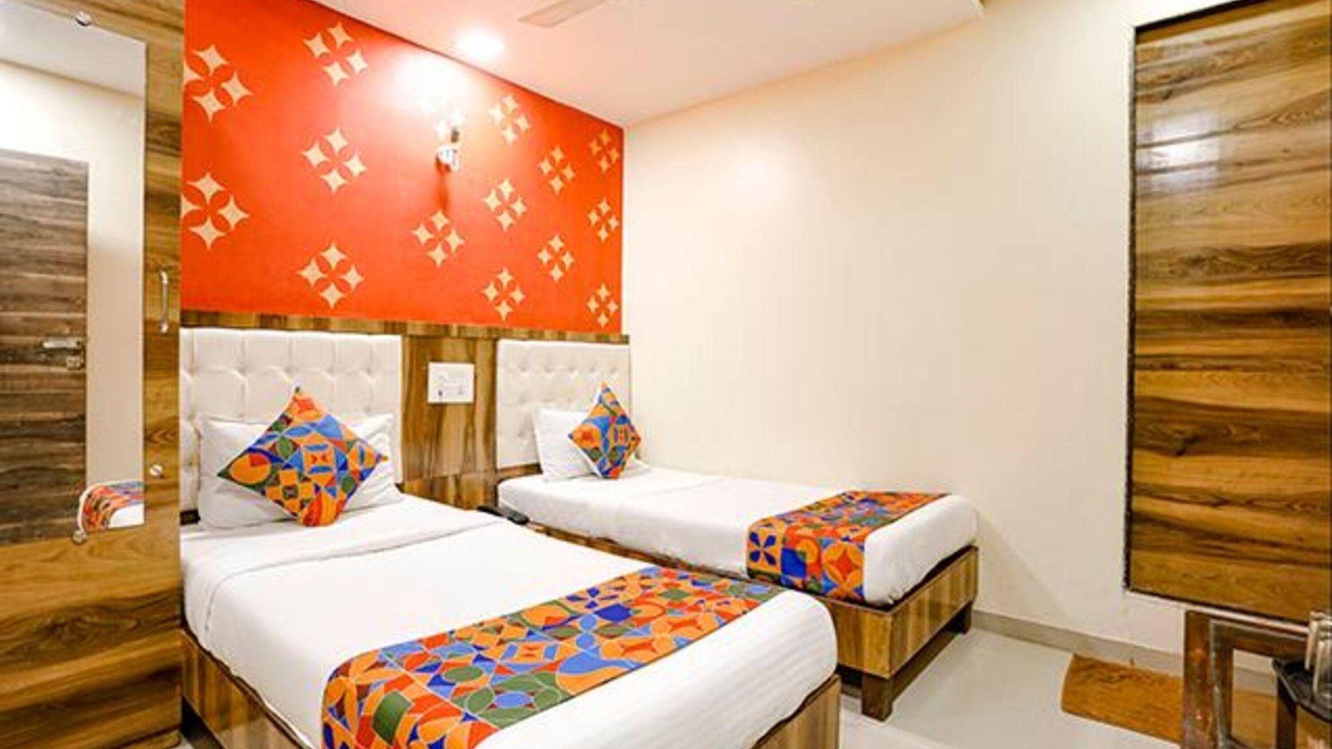 Hotel Fabexpress Sarah Gold - Nr Nesco Exhibition Center 3*