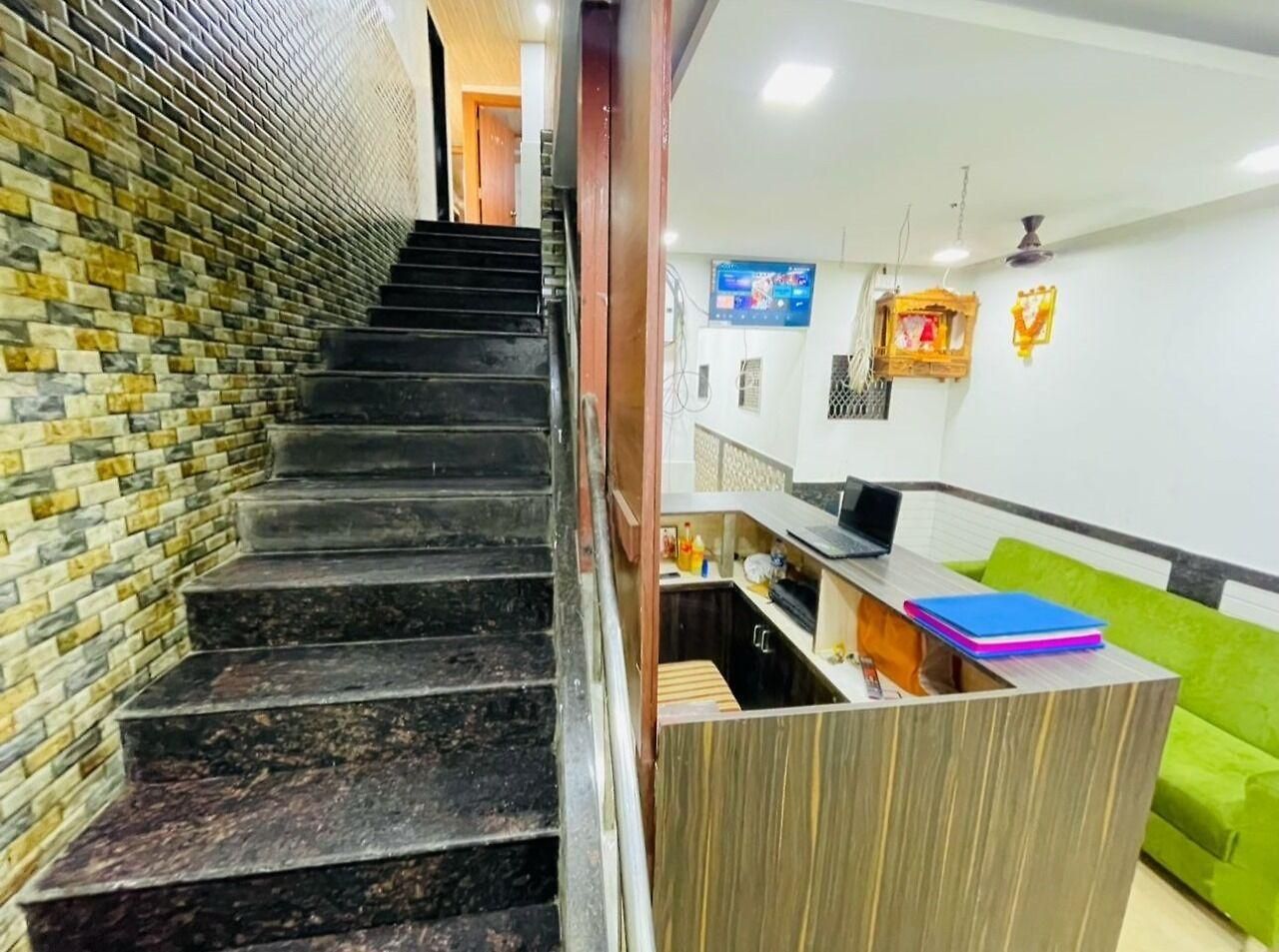Hotel O Radha Palace