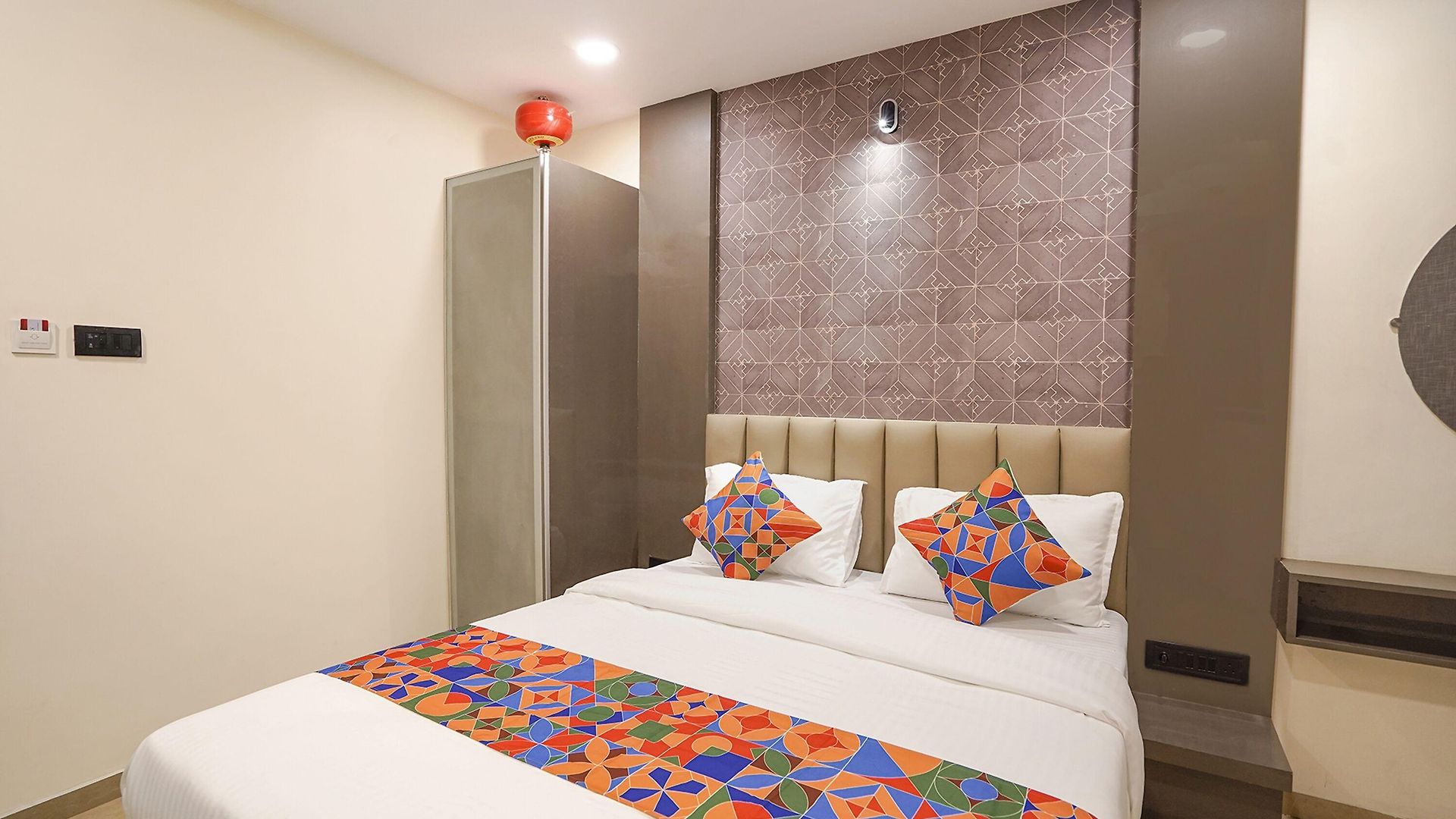 Fabhotel Well Back