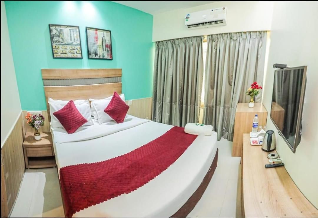 Bed & Breakfast Akasa Residency Near T-2 International Airport