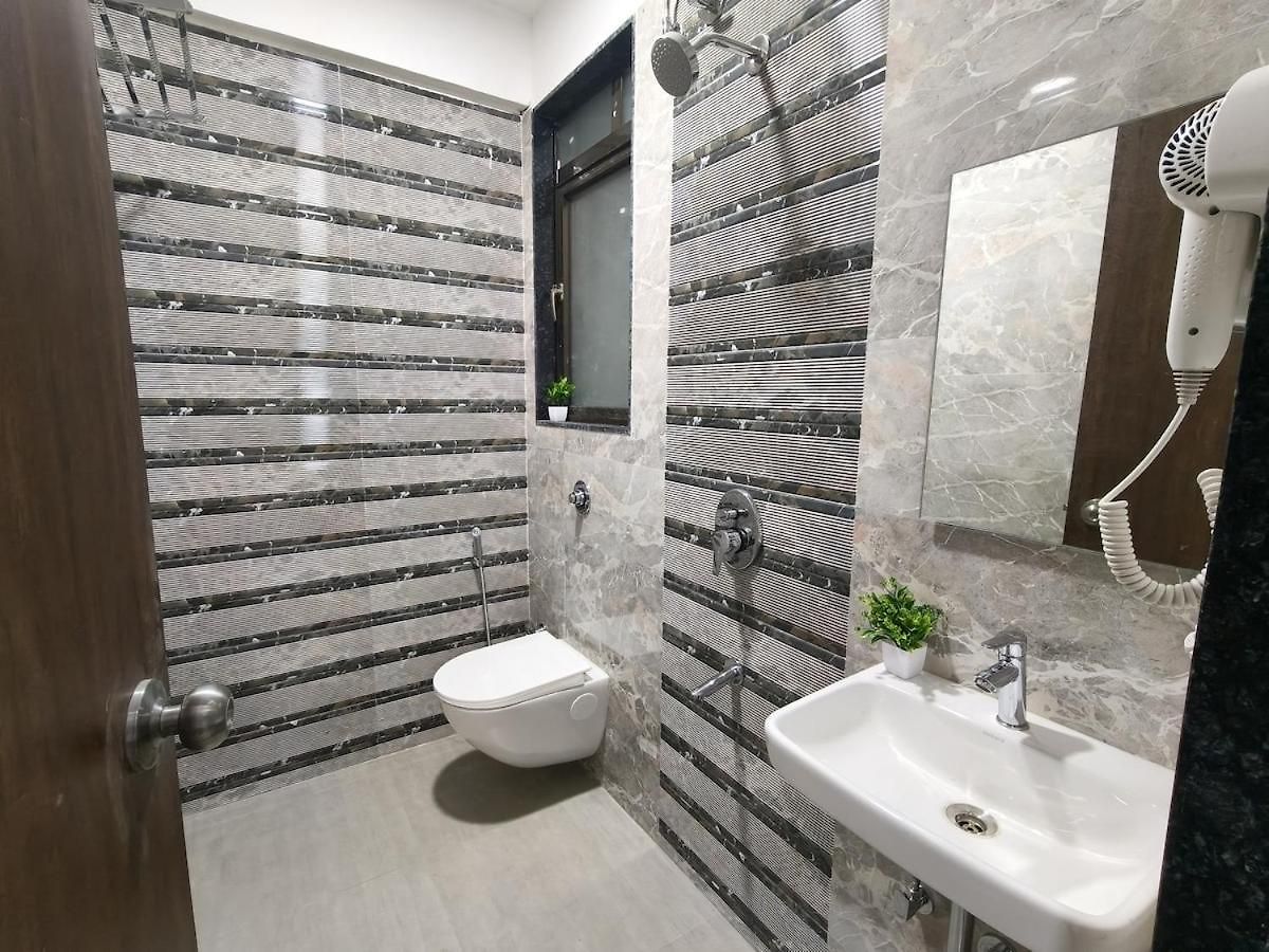 Iuc 301 Private 1bhk 3 Min Nesco Nirlon Apartment *