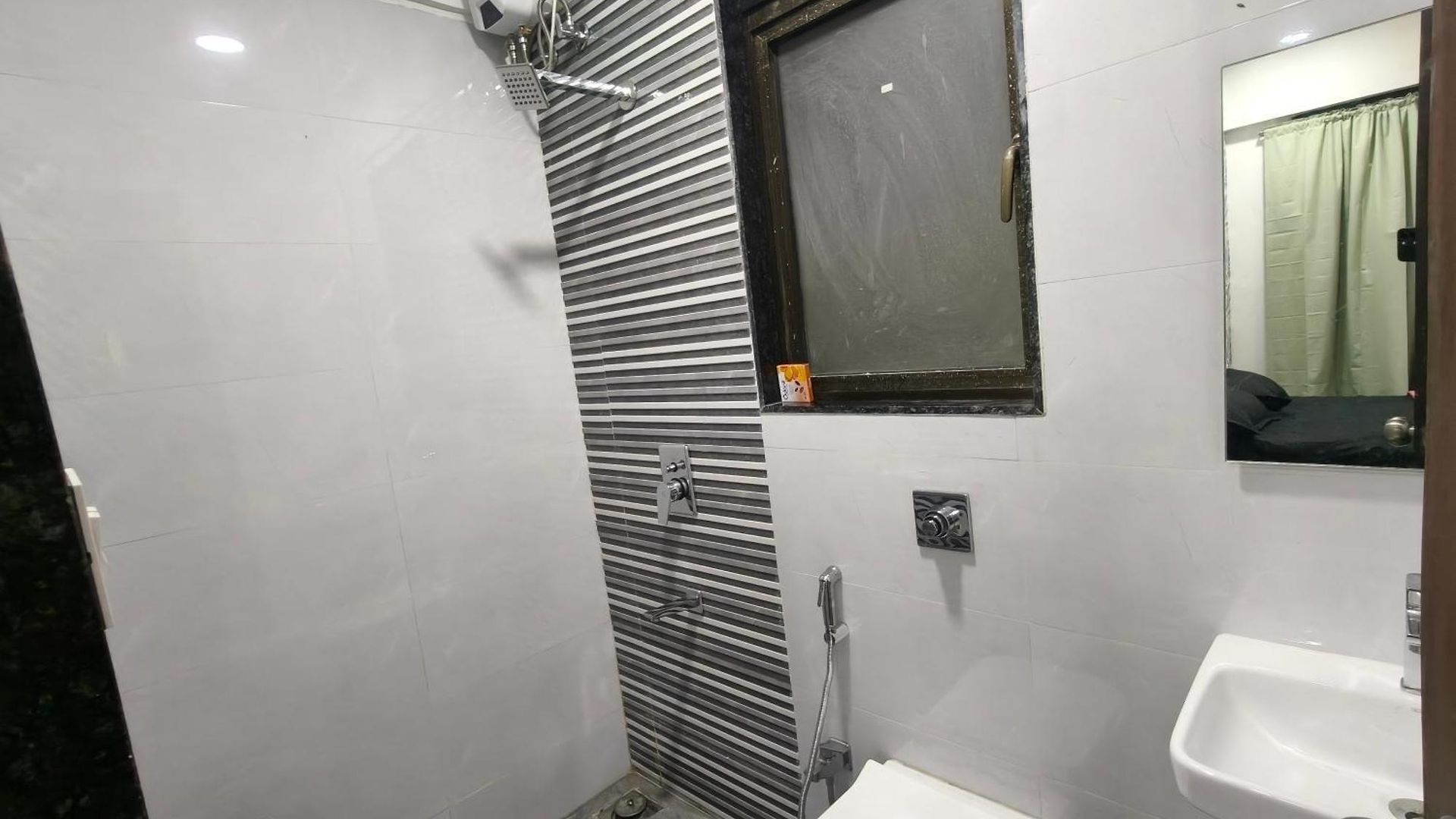 Iuc 301 Private 1bhk 3 Min Nesco Nirlon Apartment