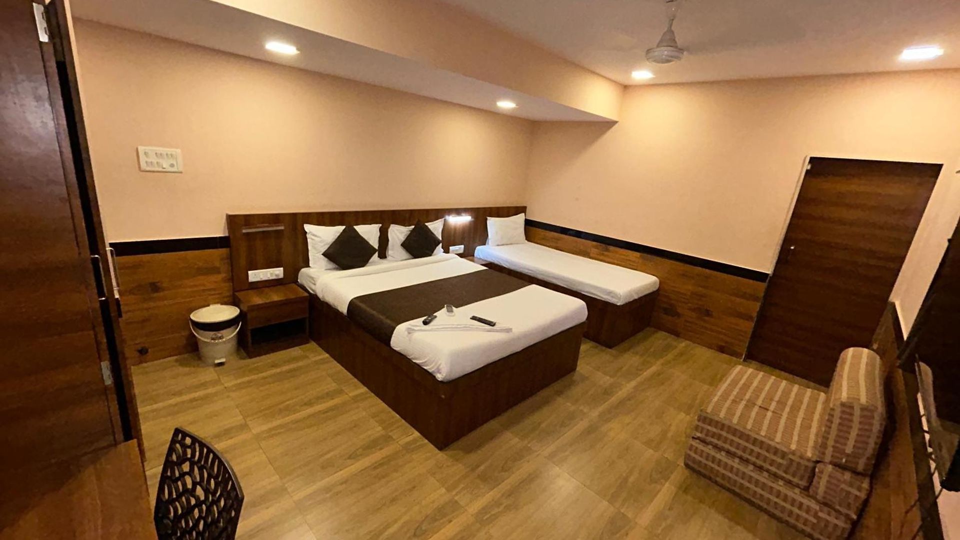 Apartment Lucky Serviced -near Bkc
