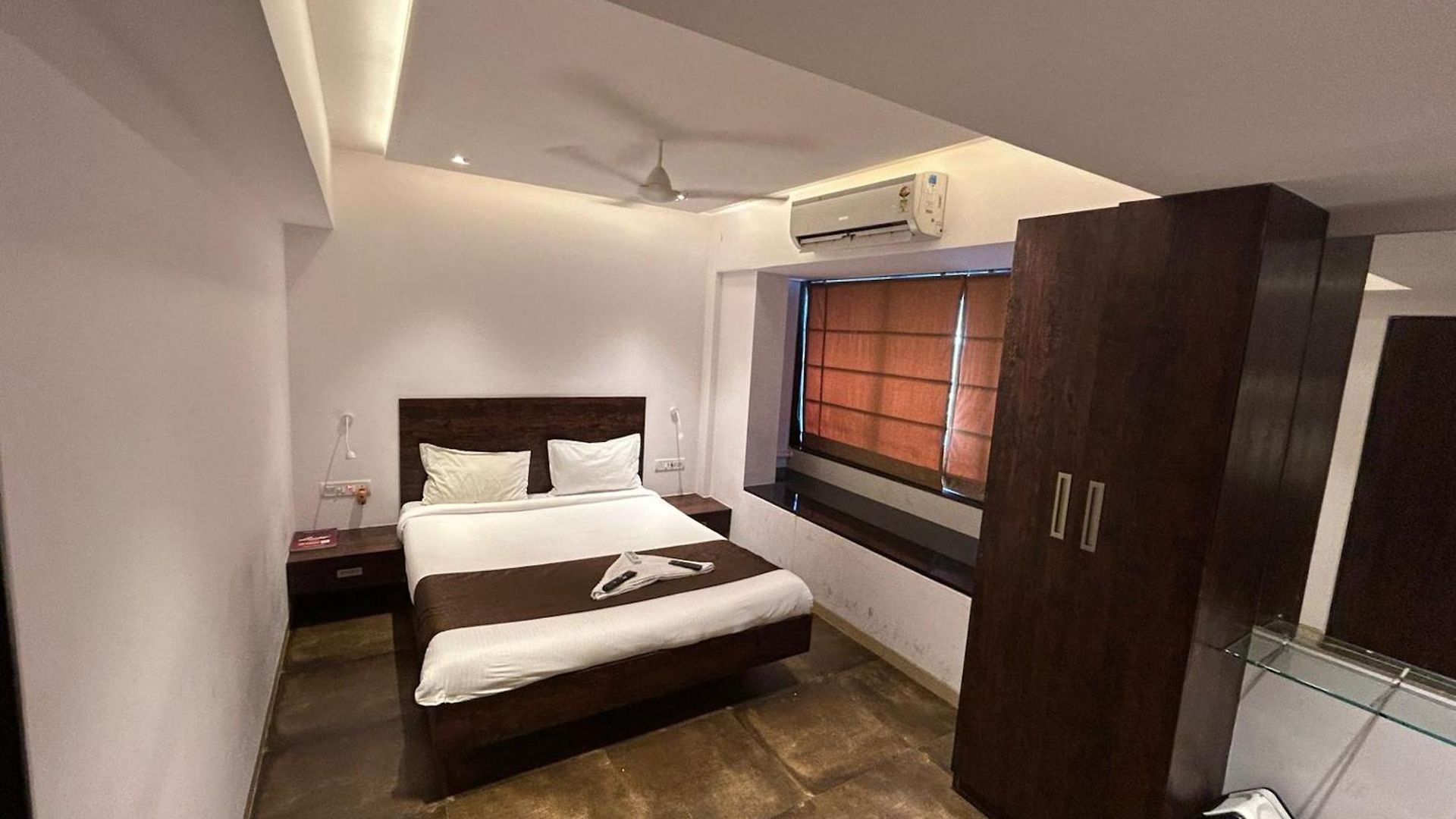 Lucky Serviced -near Bkc Mumbai