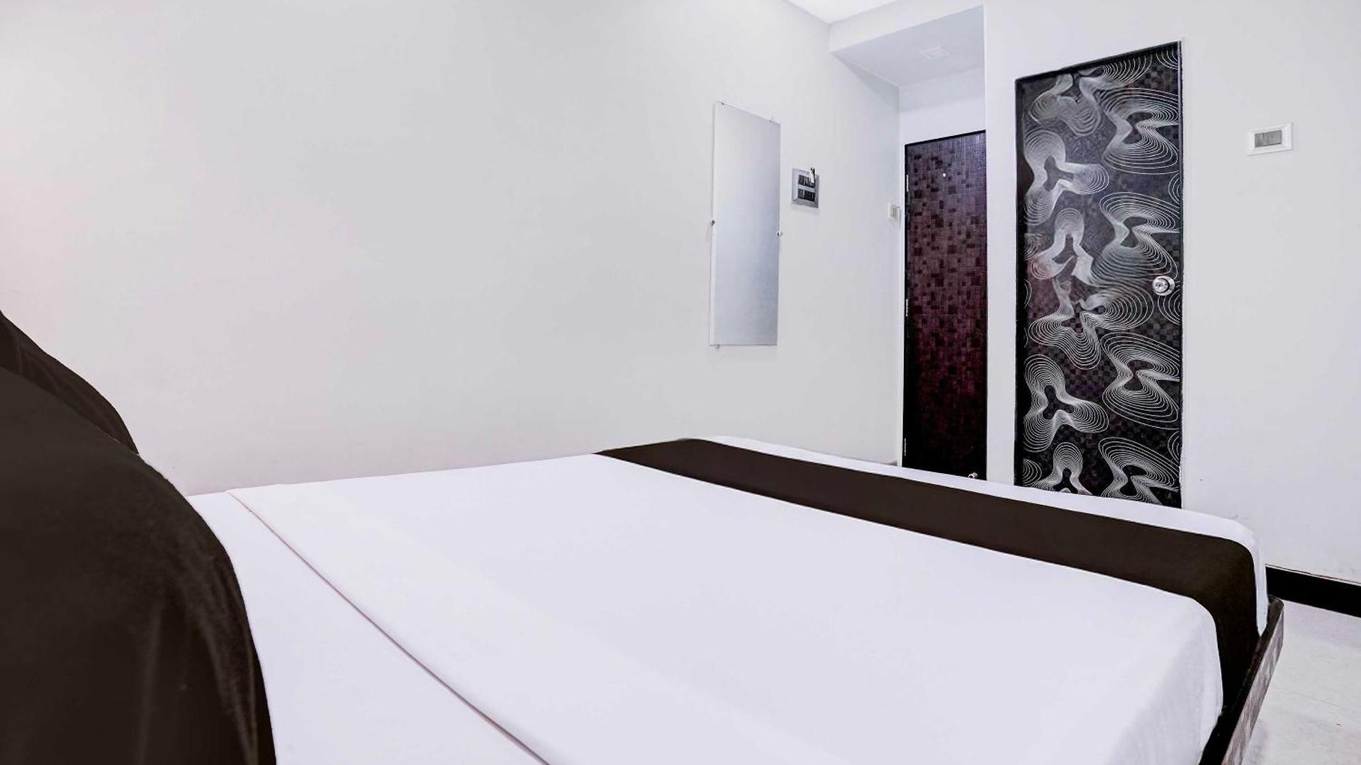 Townhouse Asalpha Near International Airport Hotel