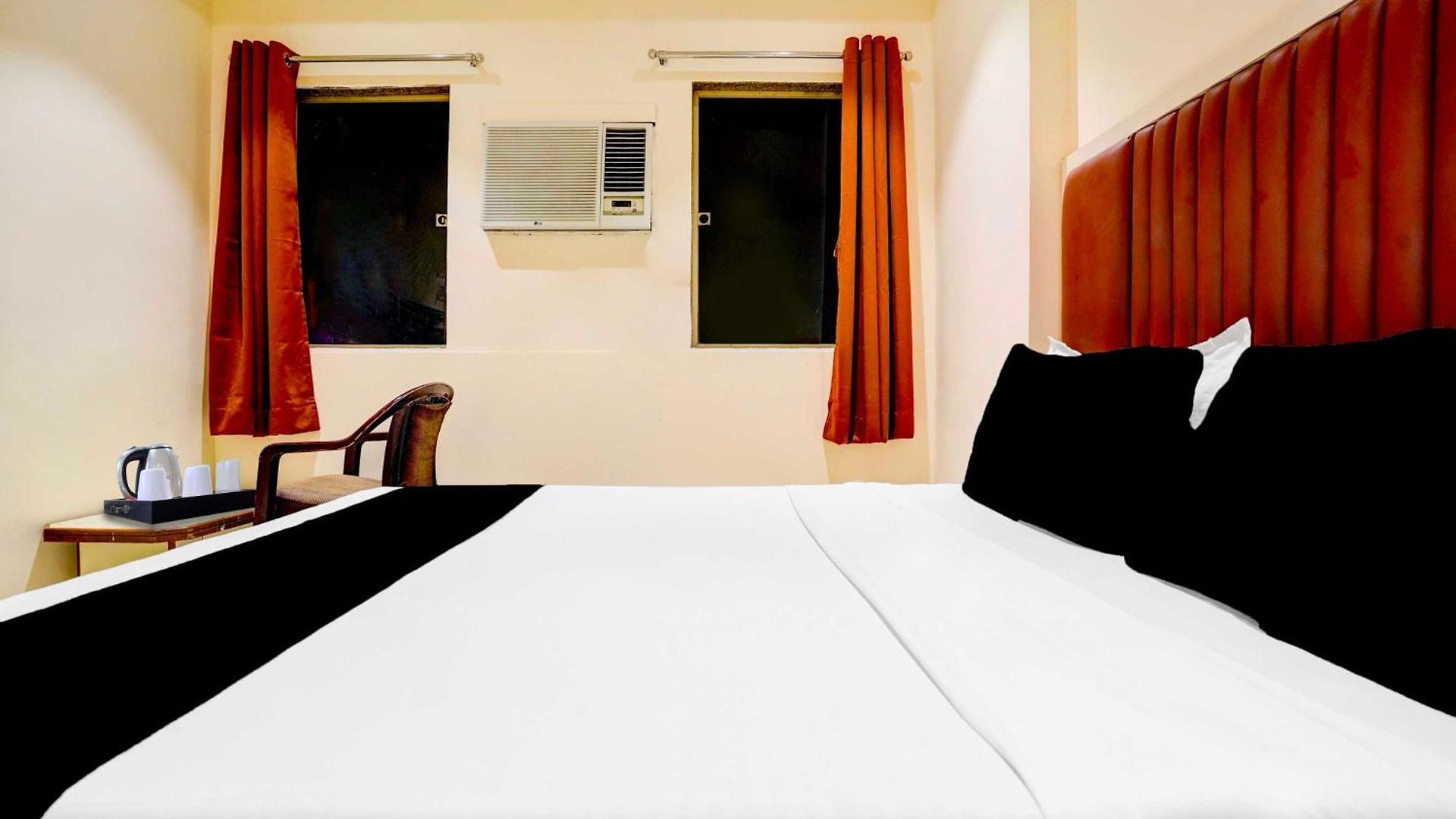 Hotel Townhouse Ulhasnagar Railway Station Mumbai