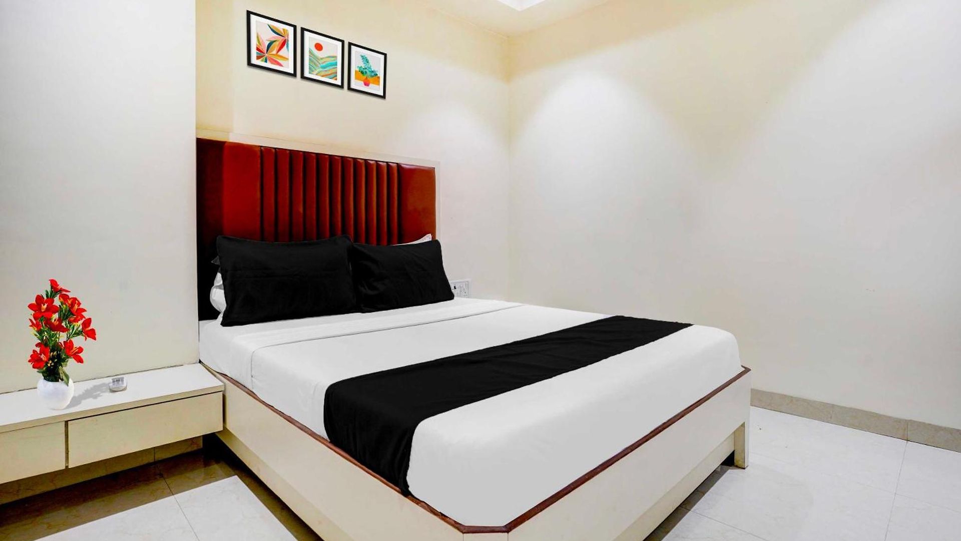 Hotel Townhouse Ulhasnagar Railway Station