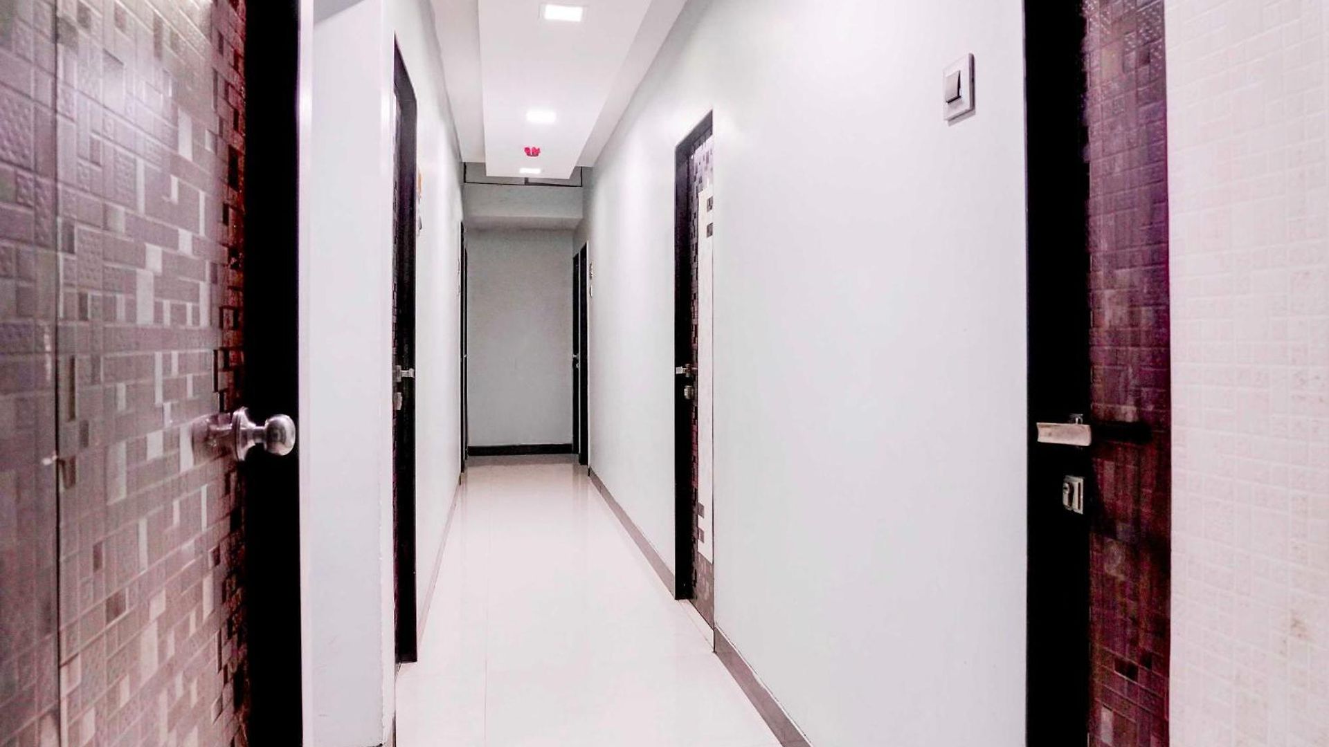 Hotel Townhouse Asalpha Near International Airport