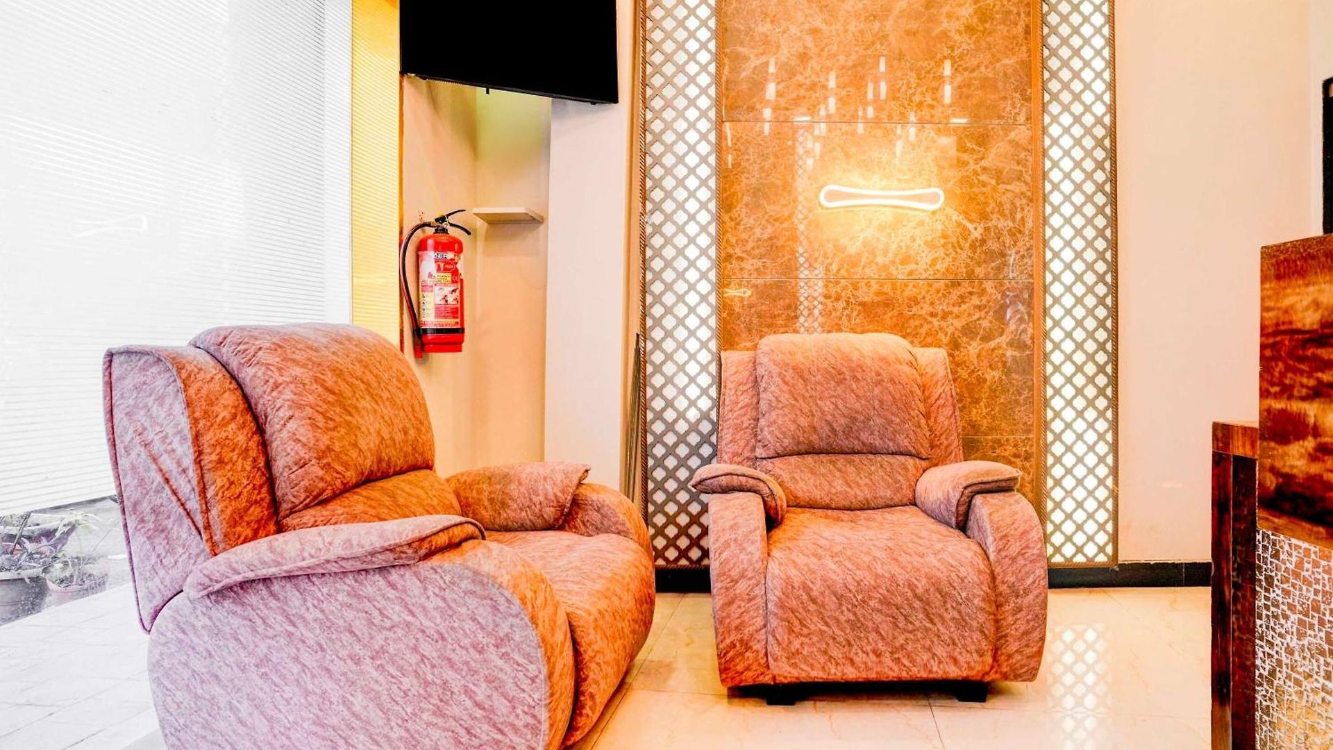 Townhouse Asalpha Near International Airport Hotel