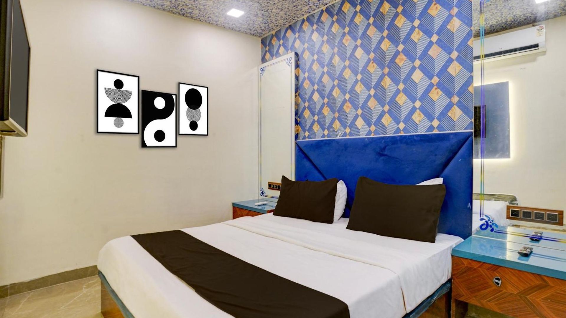 O Versova Hotel 3*